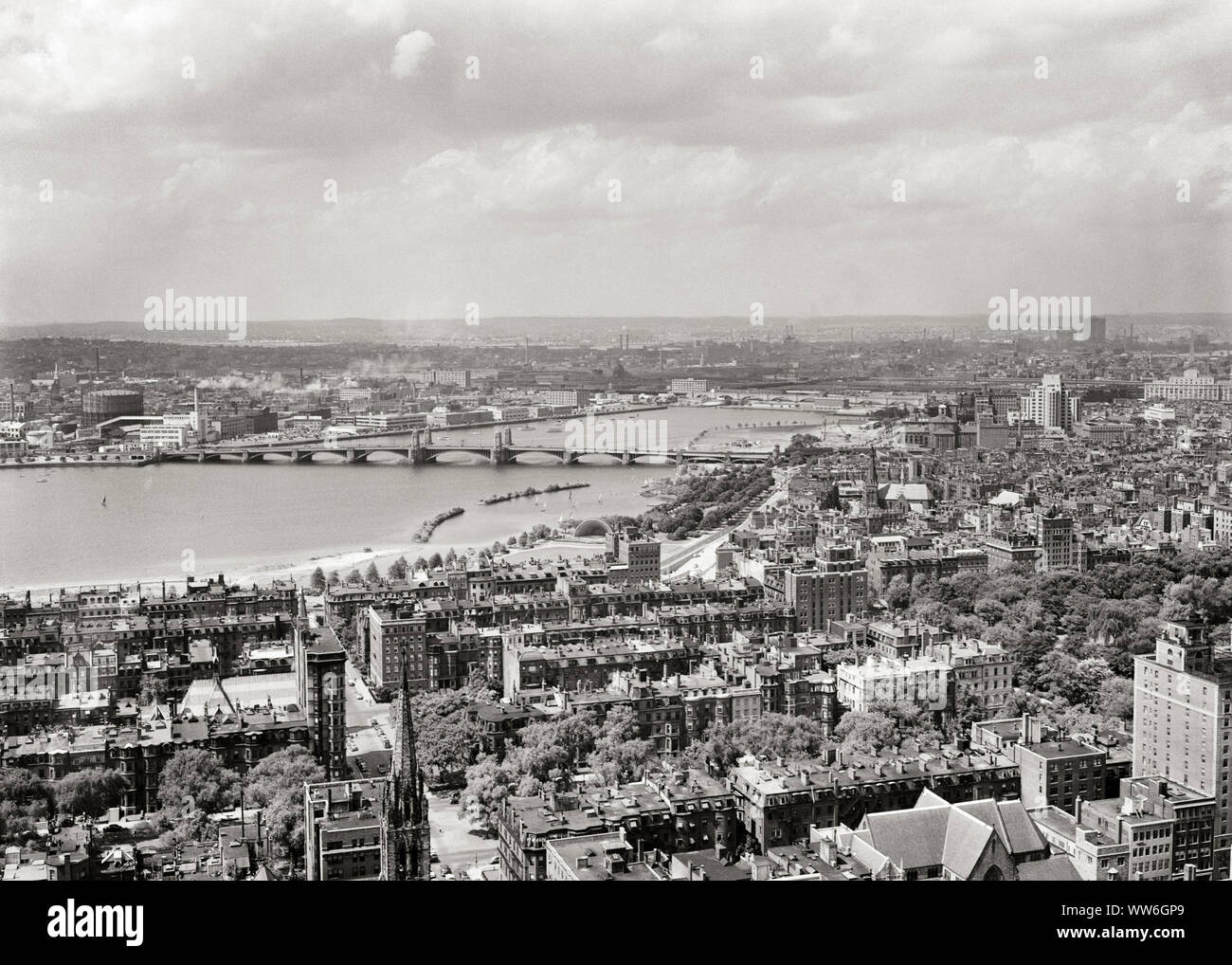 1950 Grande vue Nord-est VUE DE LONGFELLOW pont enjambant la rivière CHARLES SINUEUX DE REJOINDRE CAMBRIDGE ET BOSTON MASSACHUSETTS USA - r767 TVF001 HARS Old Fashioned Banque D'Images