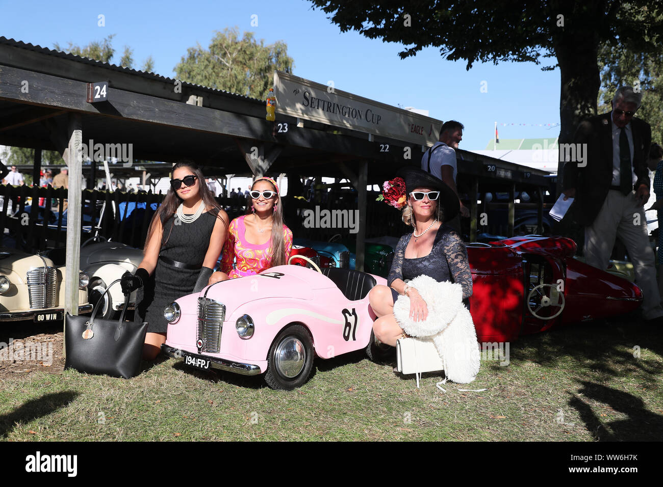 Goodwood, West Sussex, UK. 13 Sep, 2019. Mesdames glamour habillé en costumes, avec Austin J40 voitures à pédales au Goodwood Revival à Goodwood, West Sussex, UK. Credit : Malcolm Greig/Alamy Live News Banque D'Images