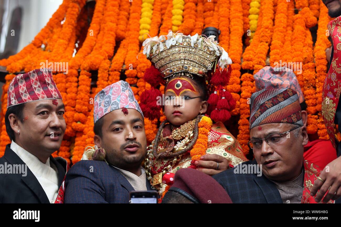 Katmandou, Népal. 13 Sep, 2019. Déesse vivante du Népal Kumari participe à un défilé de char dans la célébration de l'Indrajatra Hanuman Dhoka Durbar Square au Festival à Katmandou, Népal, 13 septembre 2019. Credit : Sunil Sharma/Xinhua Banque D'Images