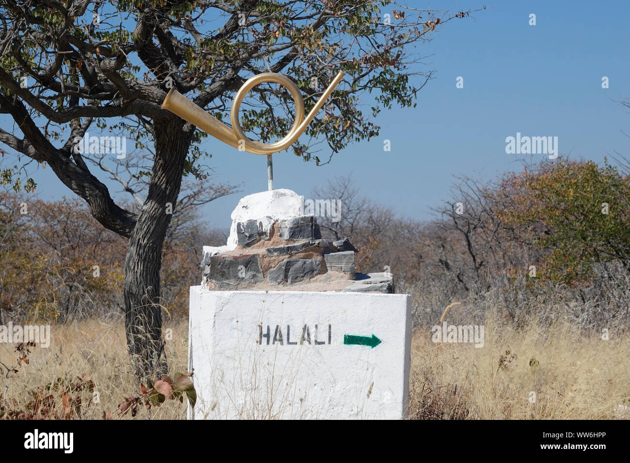 L'Afrique, la Namibie, panneau avec cor de chasse au bord de la route, Halali Banque D'Images