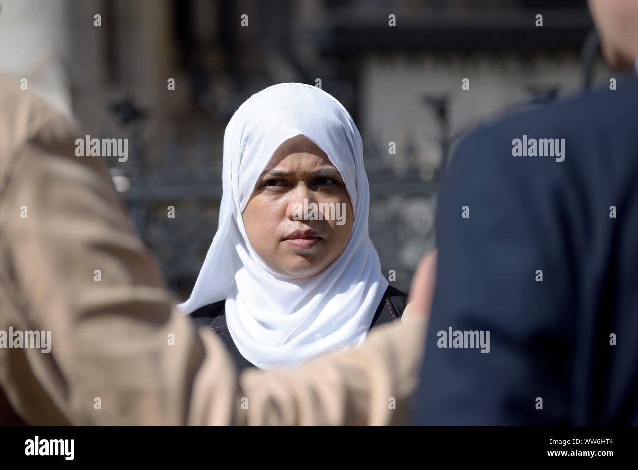 Londres, Royaume-Uni. 13 Sep, 2019. Les parents de cinq ans Raqeeb Tafida - la jeune fille au centre d'un litige sur la question de savoir si sa vie l'appui devrait être retirée (à l'époque sur la ventilation au Royal London Hospital après une lésion cérébrale en février) Retour à la Haute Cour dans l'espoir d'être admis à prendre leur fille à l'Italie pour d'autres traitements. Shelina Begum Tafida - de la mère. Credit : PjrFoto/Alamy Live News Banque D'Images