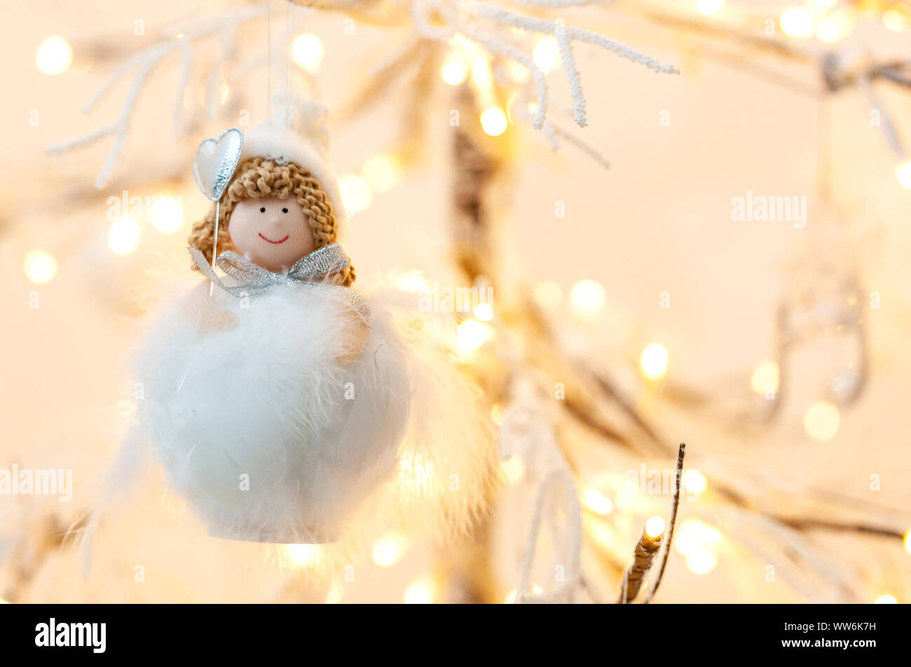 Boule de Noël avec de la fourrure et un personnage avec un petit cœur. Tout blanc et chaud lumières dans shalby style. Banque D'Images