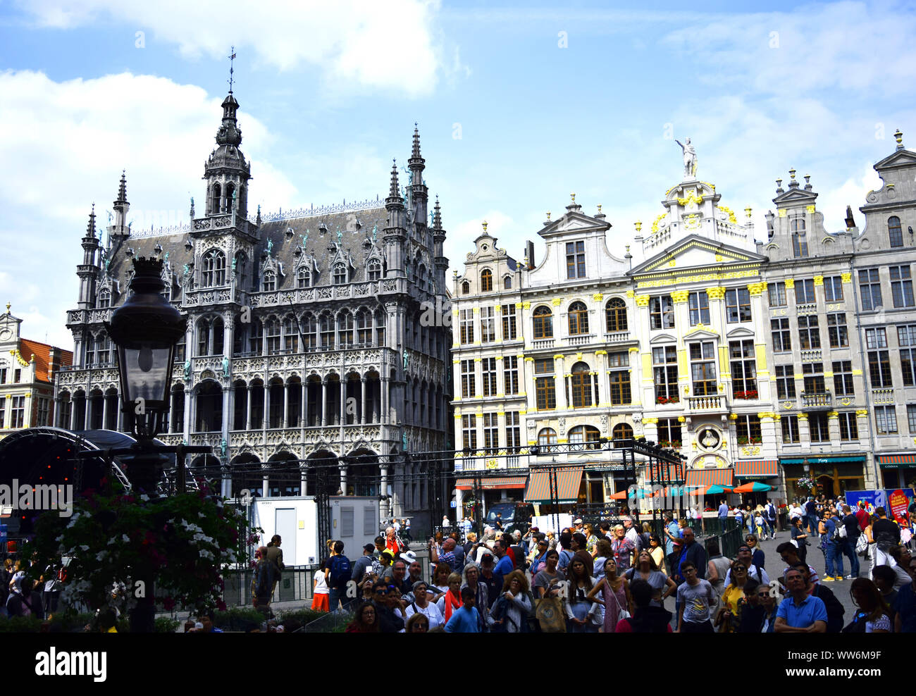 Bruxelles / Belgique - Juillet 9, 2019 : foule de touristes dans le centre de Bruxelles, Grand Place. Préparation de l'événement, mise en scène. Banque D'Images