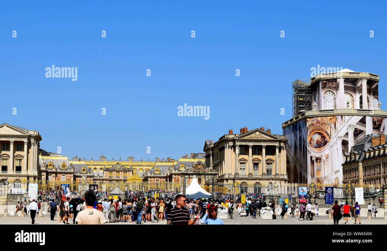 Paris / France - Juillet 6, 2019 : énormément de monde le Palais de Versailles près de l'entrée dans l'heure d'été. Le roi Louis 14, célèbre attraction touristique. Banque D'Images