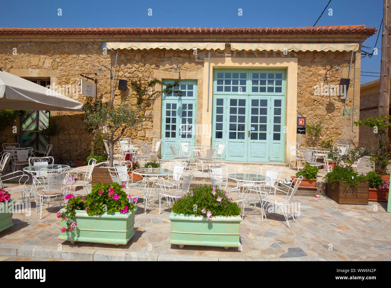 Terrasse en face du restaurant rustique en Grèce Banque D'Images