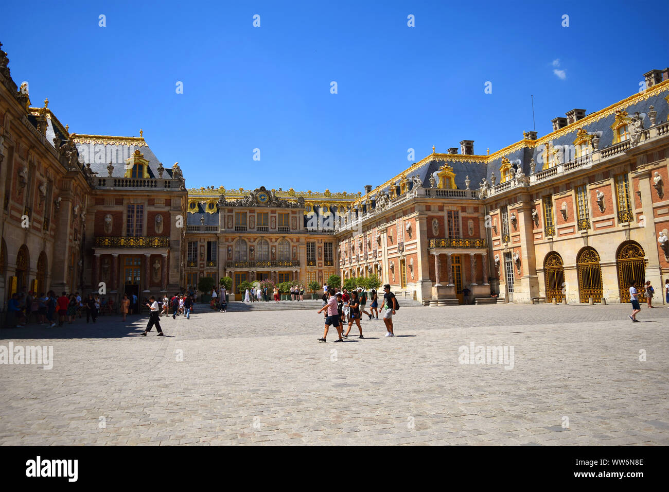 Paris / France - Juillet 6, 2019 : Des groupes de touristes dans la place principale de Palais de Versailles, l'heure d'été. Banque D'Images