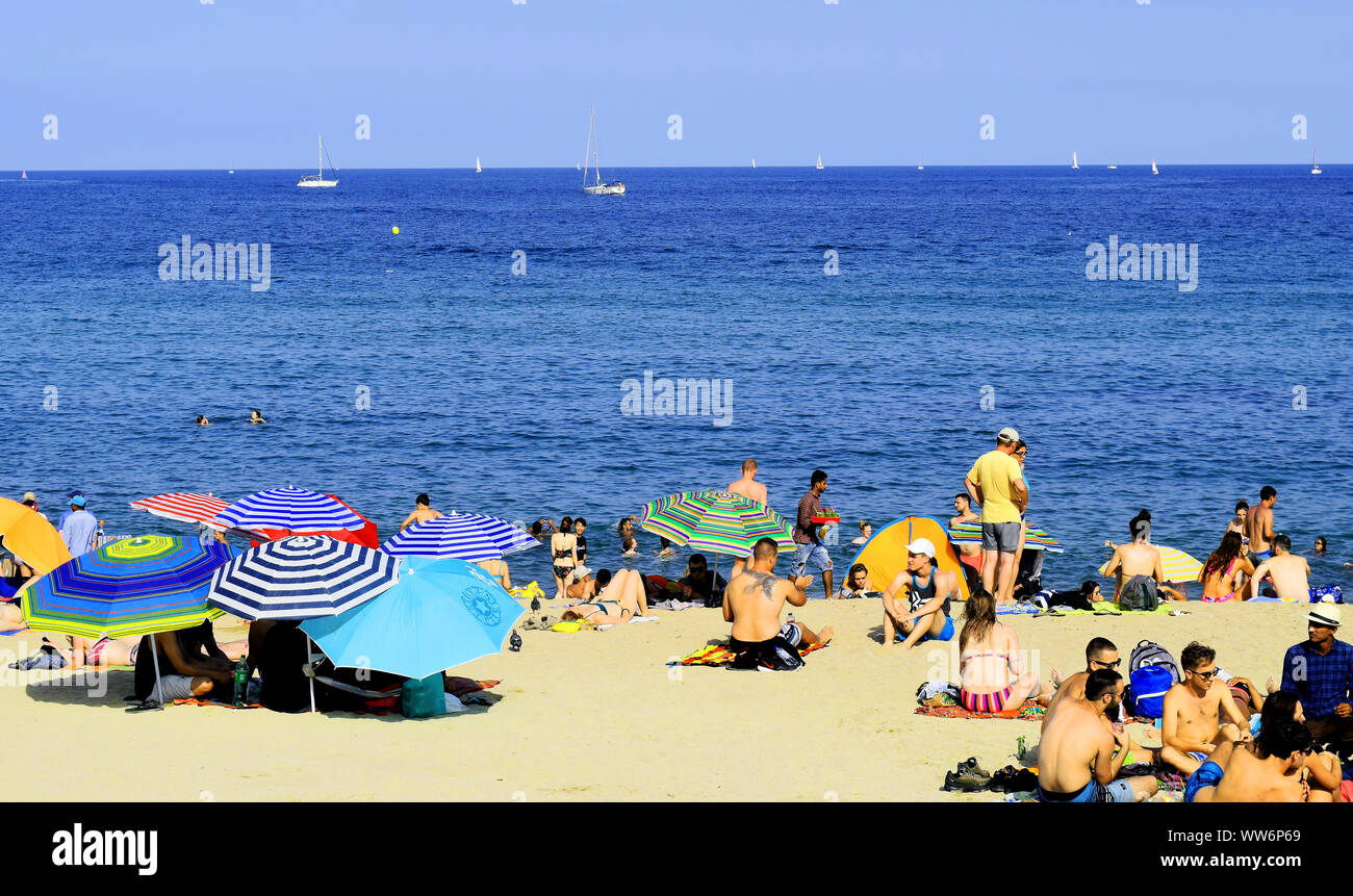 Espagne / Barcelone - Juillet 13,2019 : public célèbre La Barceloneta Beach avec beaucoup de gens. La plage de Barcelone. Banque D'Images