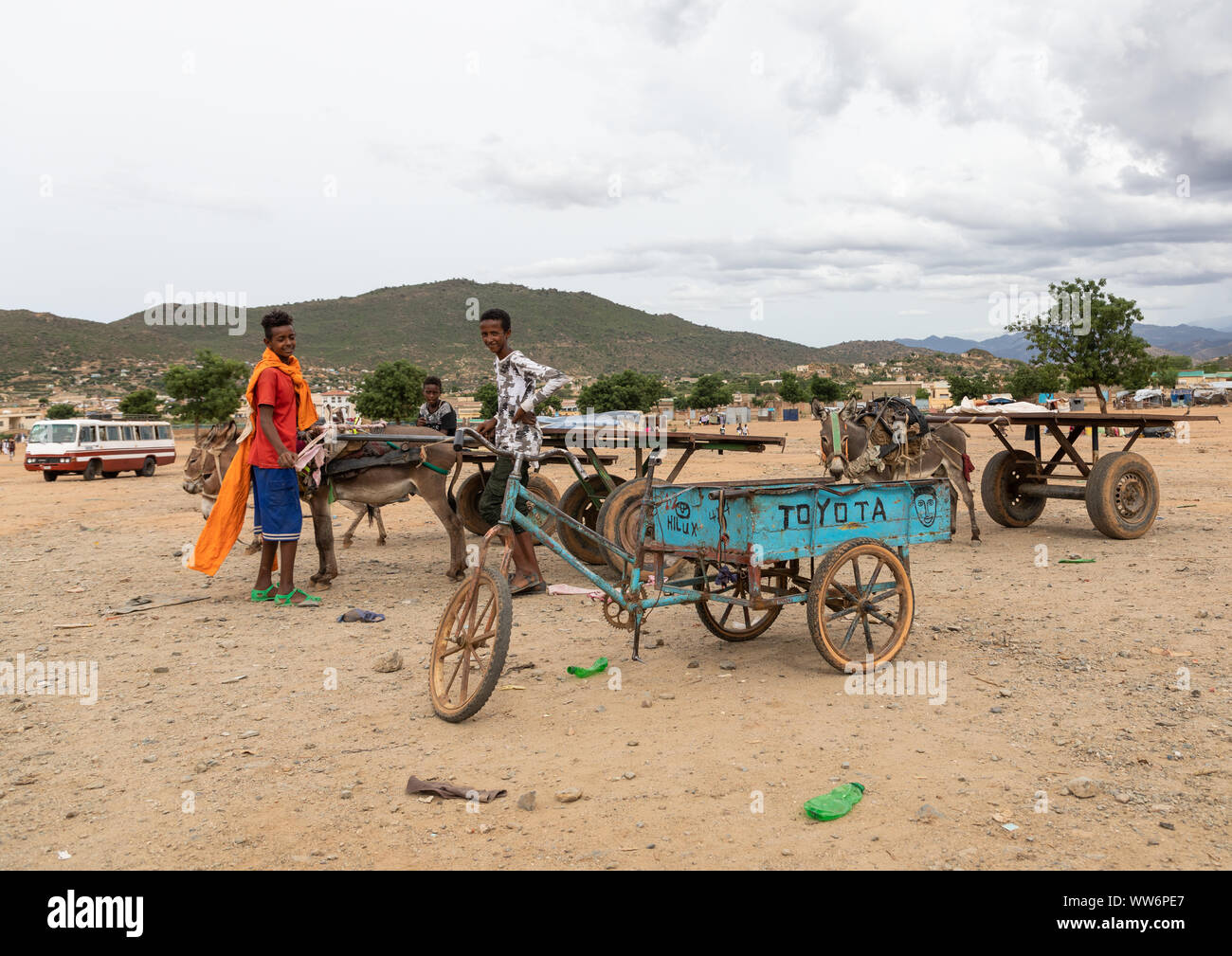 Les garçons de l'Érythrée à des chariots dans un marché, Debub, Ghinda, Erythrée Banque D'Images