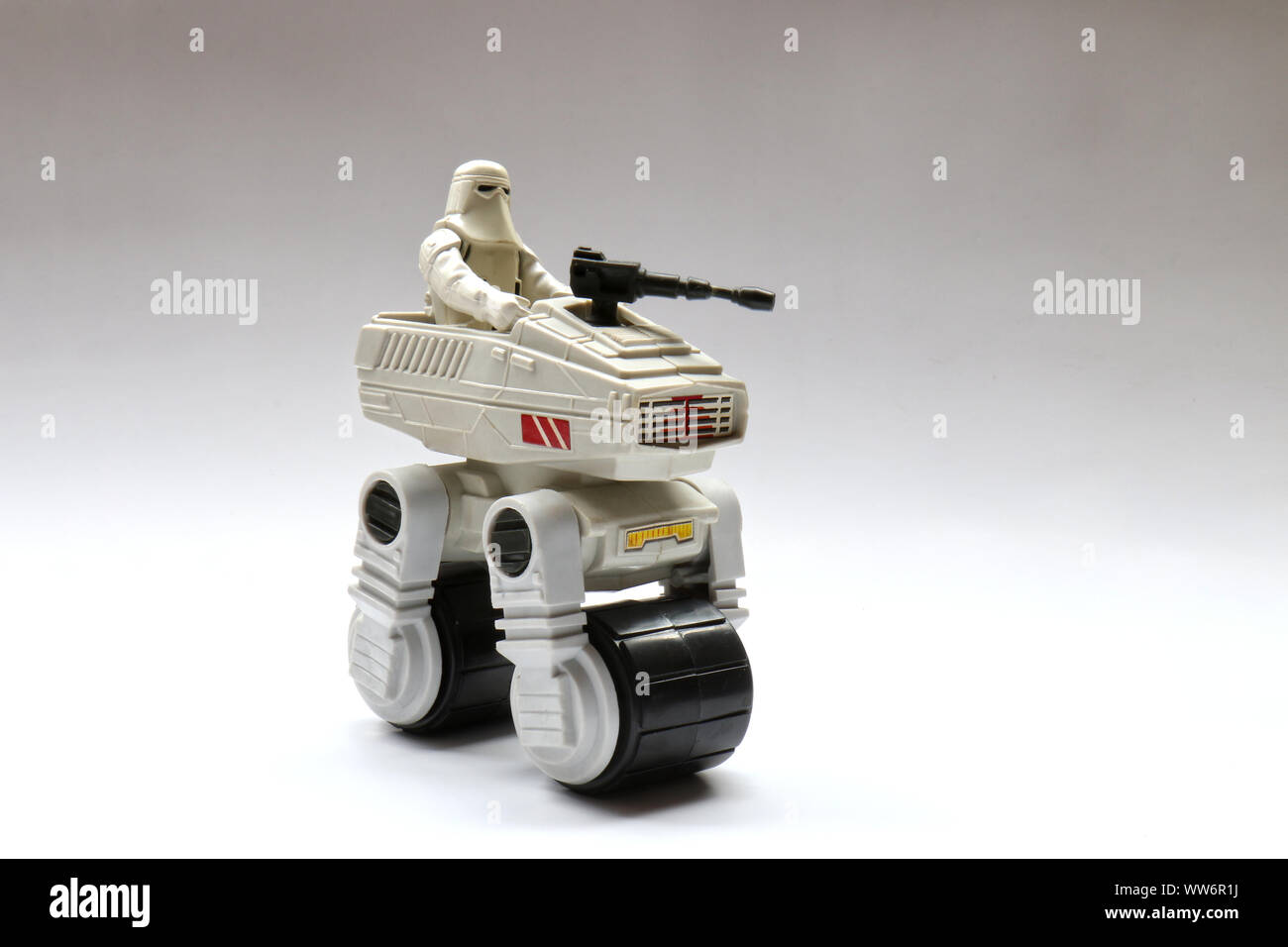BERLIN - 02 septembre 2019 : Star Vintage Toy Véhicule 'MTV-7' (Véhicule tout-terrain) avec Snowtrooper de Kenner. C'est à partir de la série - un Mini-Rigs Banque D'Images
