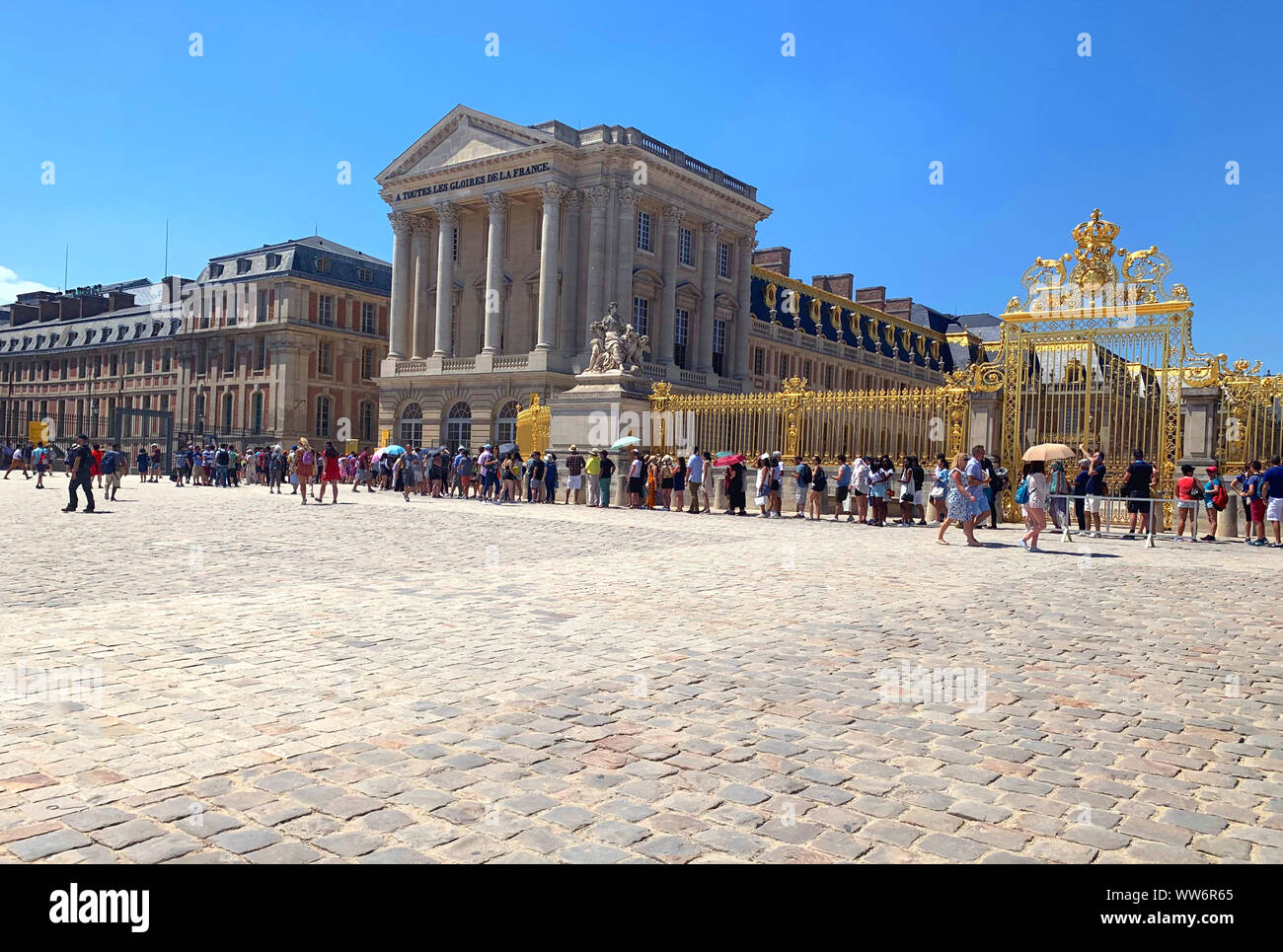 Versailles / France - Juillet 6, 2019 : Extrêmement énorme queue de touristes dans le Palais de Versailles en attente de leurs billets à Paris, France, l'heure d'été. Banque D'Images