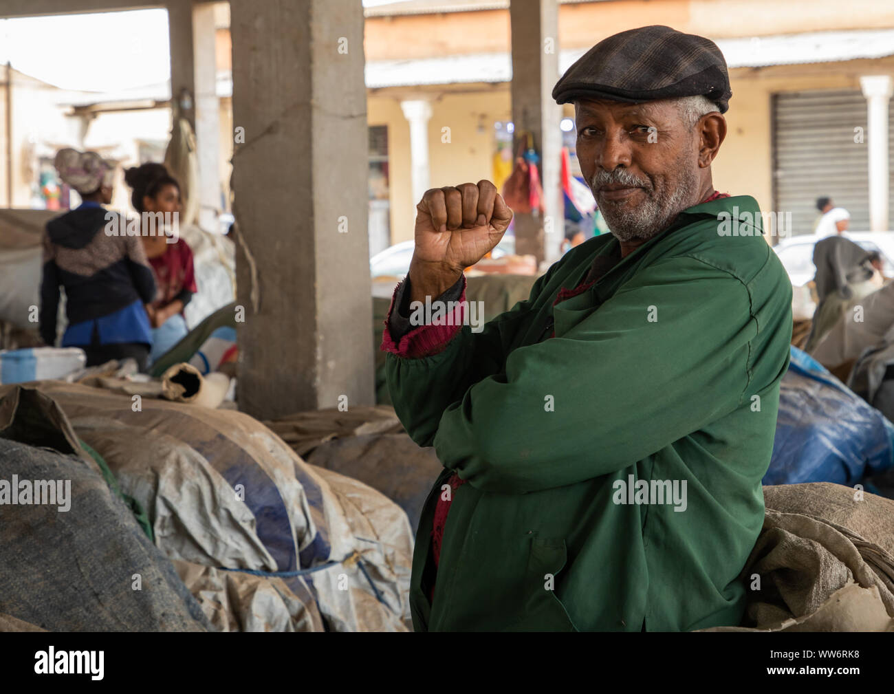 L'homme de l'Érythrée dans le marché des céréales, région centrale, Asmara, Erythrée Banque D'Images