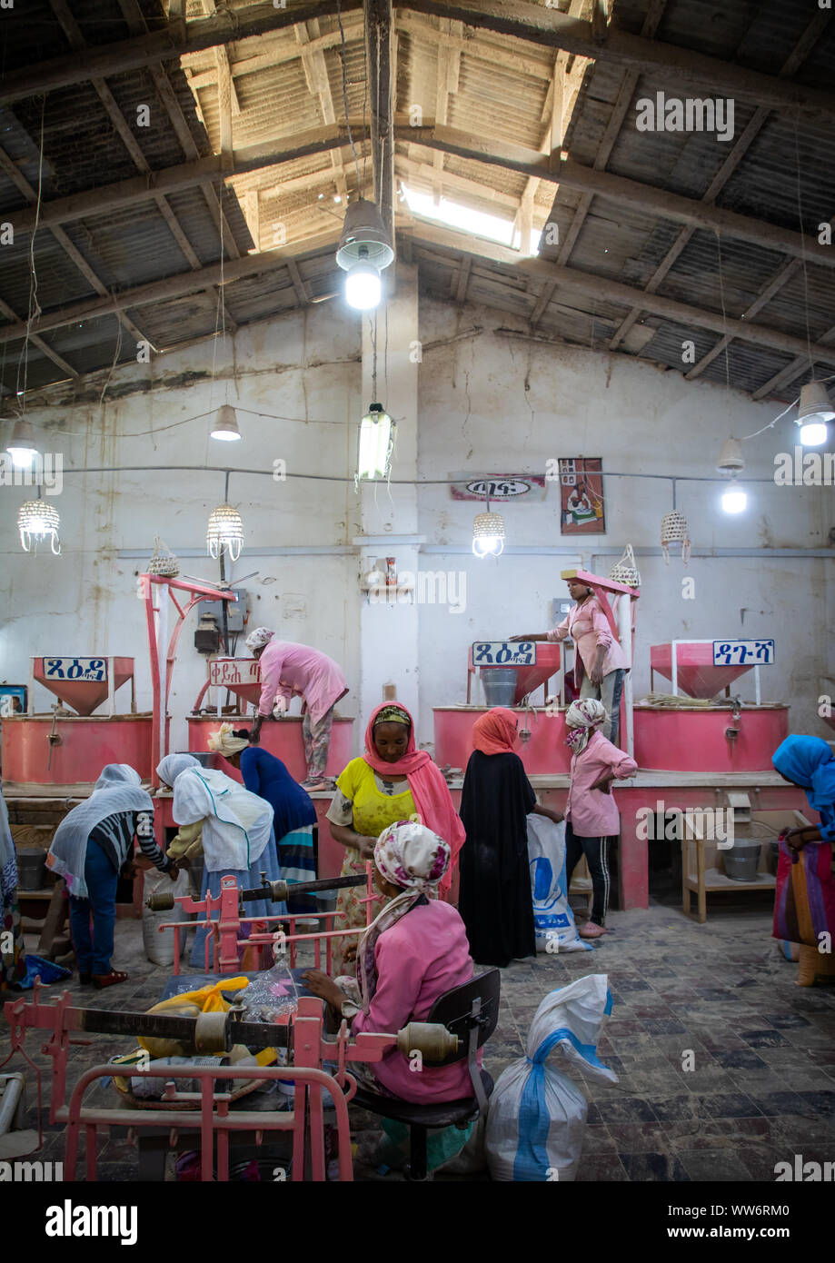 Les gens de l'Érythrée pour moudre les céréales apportant dans un moulin, région centrale, Asmara, Erythrée Banque D'Images