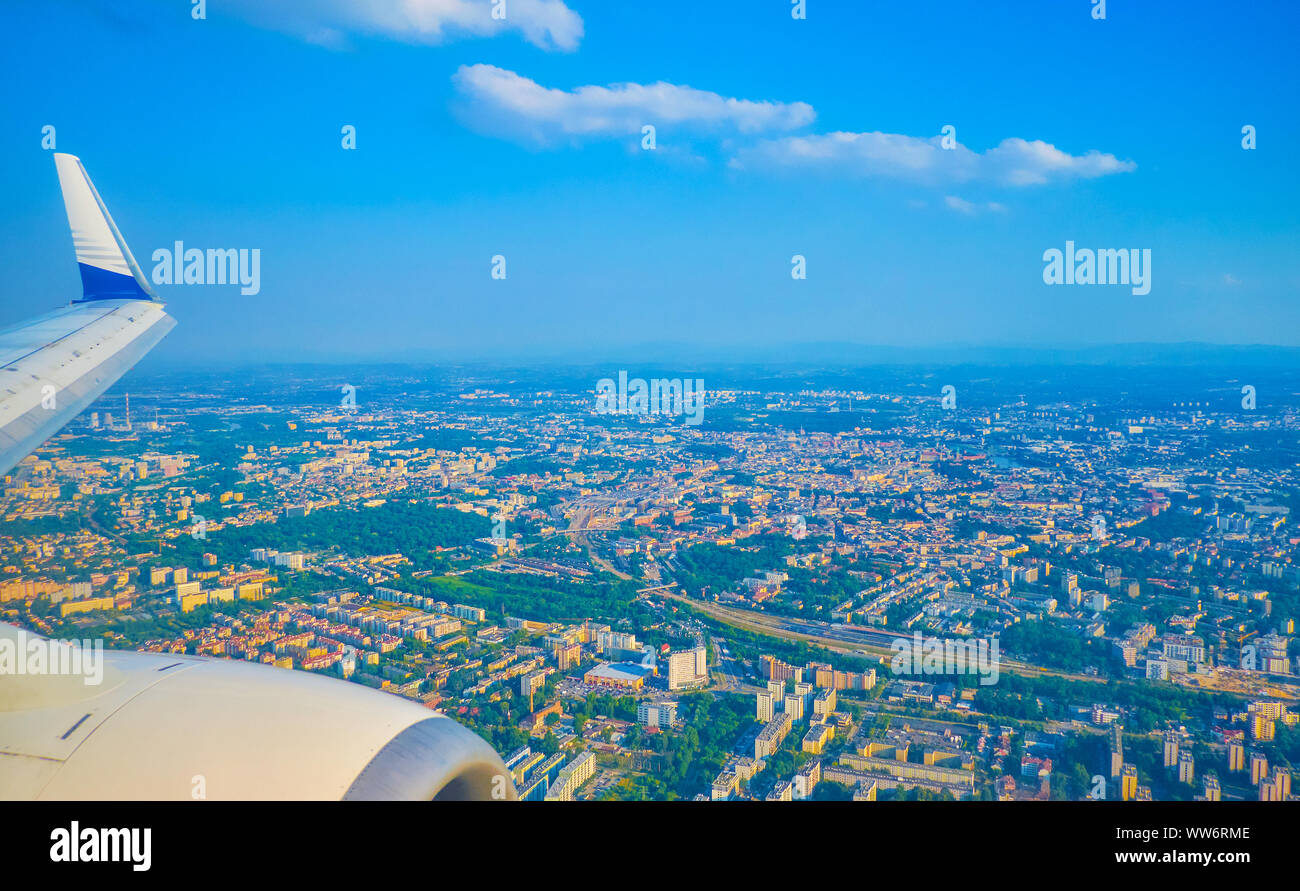 La vue magnifique sur le centre historique de Cracovie à travers le hublot de l'avion de passagers, Pologne Banque D'Images
