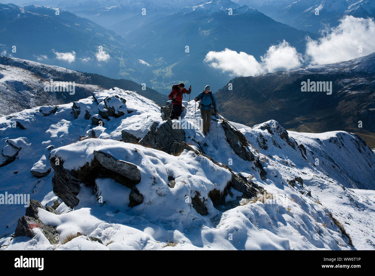 Alpinistes sur l'ascension de l'Marchkopf, Alpes de Zillertal, Tyrol, Autriche Banque D'Images