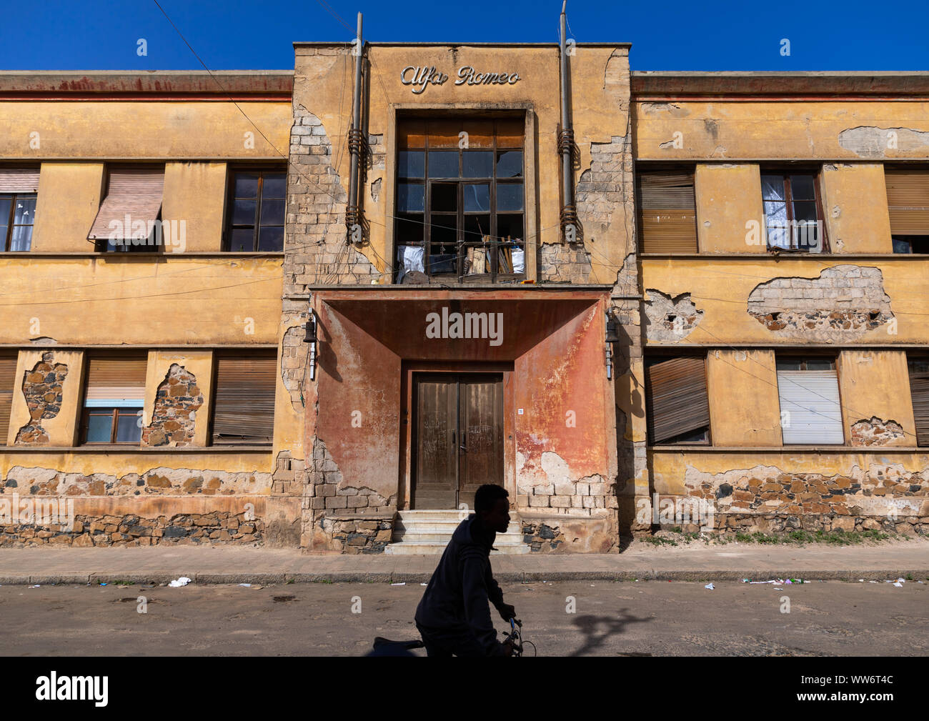 Appartements anciens pour Alpha Roméo de l'époque coloniale italienne construit en 1937, la région du Centre, Asmara, Erythrée Banque D'Images