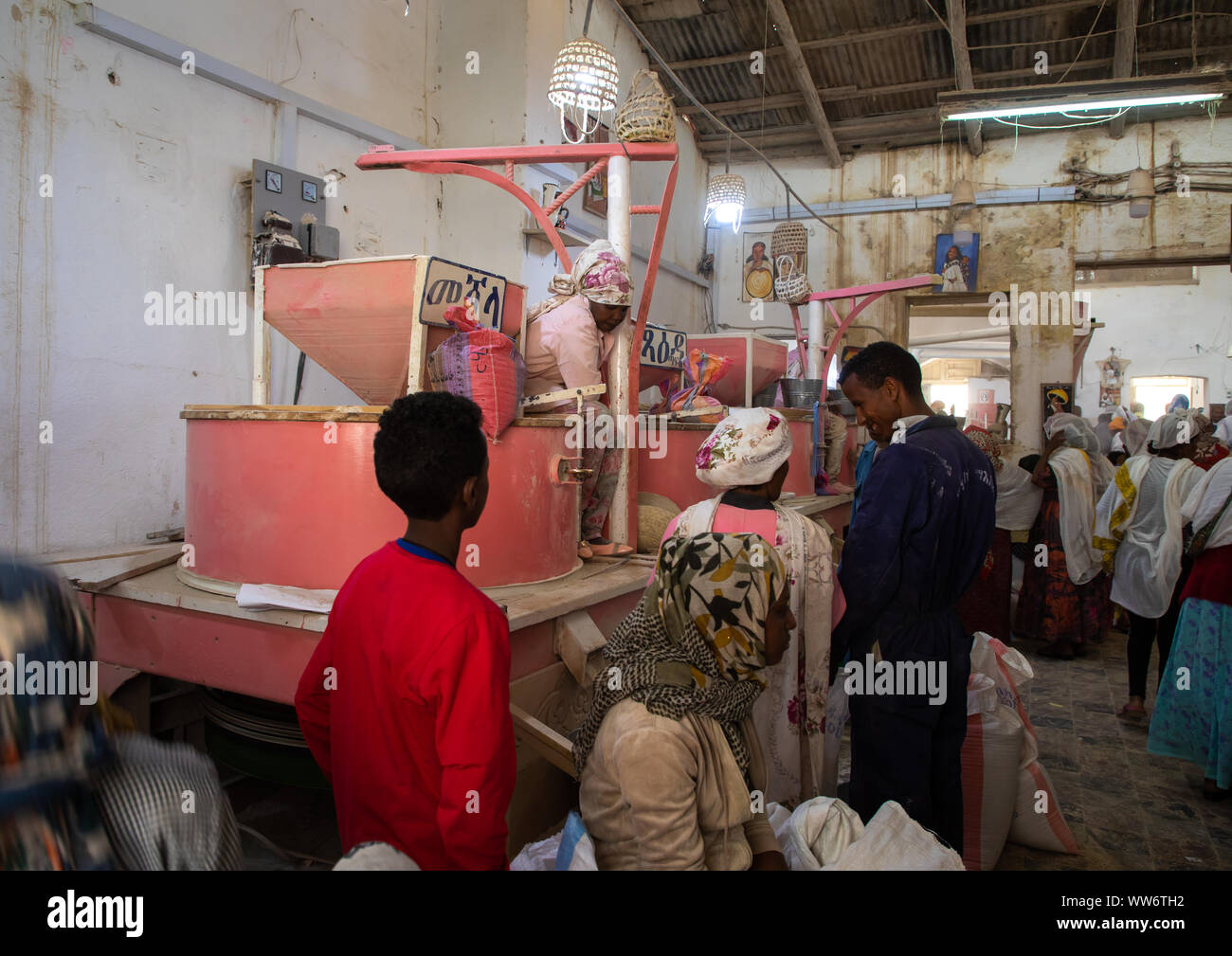 Les gens de l'Érythrée pour moudre les céréales apportant dans un moulin, région centrale, Asmara, Erythrée Banque D'Images