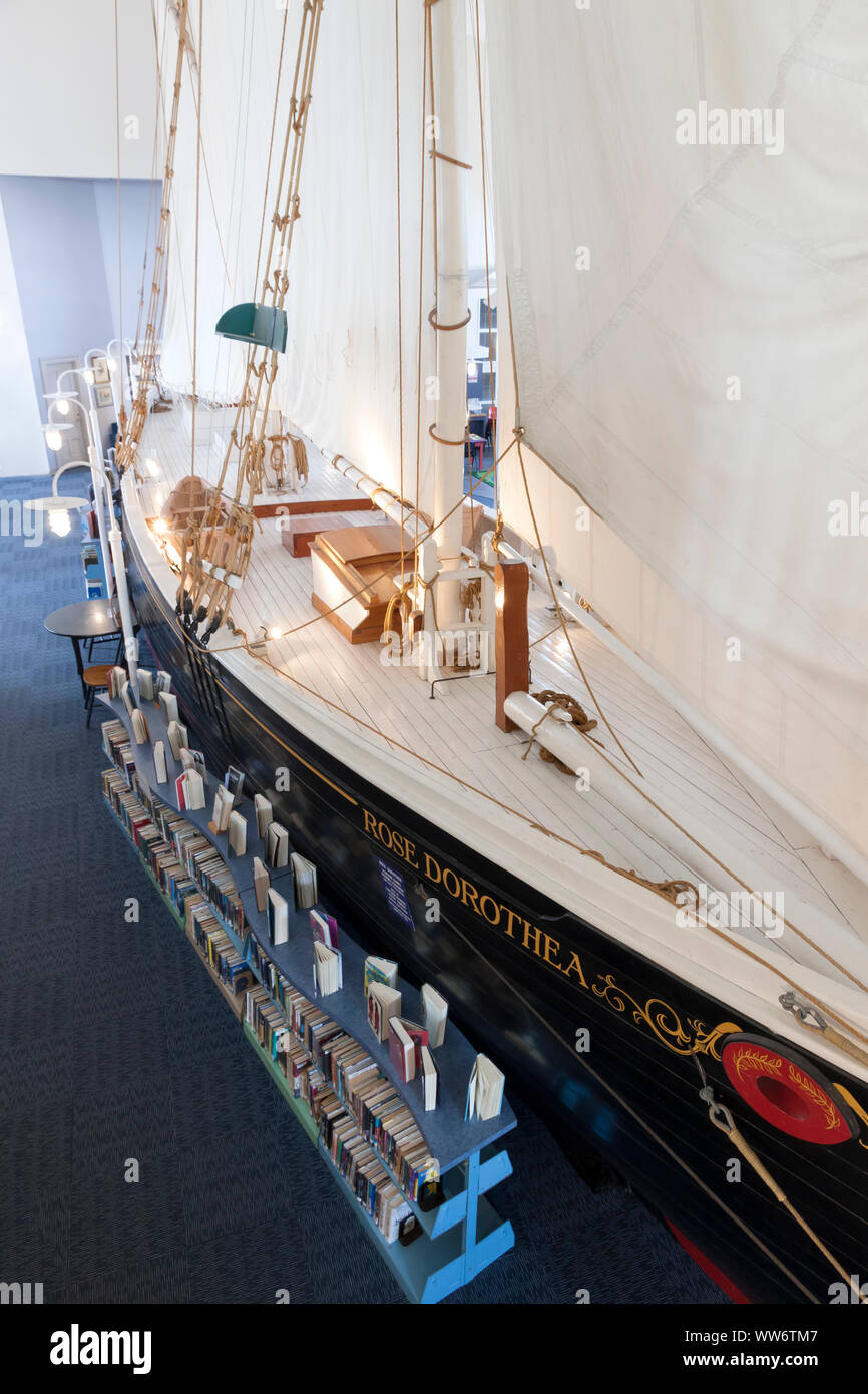 La moitié de l'échelle du modèle, goélette historique, à l'intérieur Rose Dorothea Bibliothèque publique de Provincetown. Banque D'Images