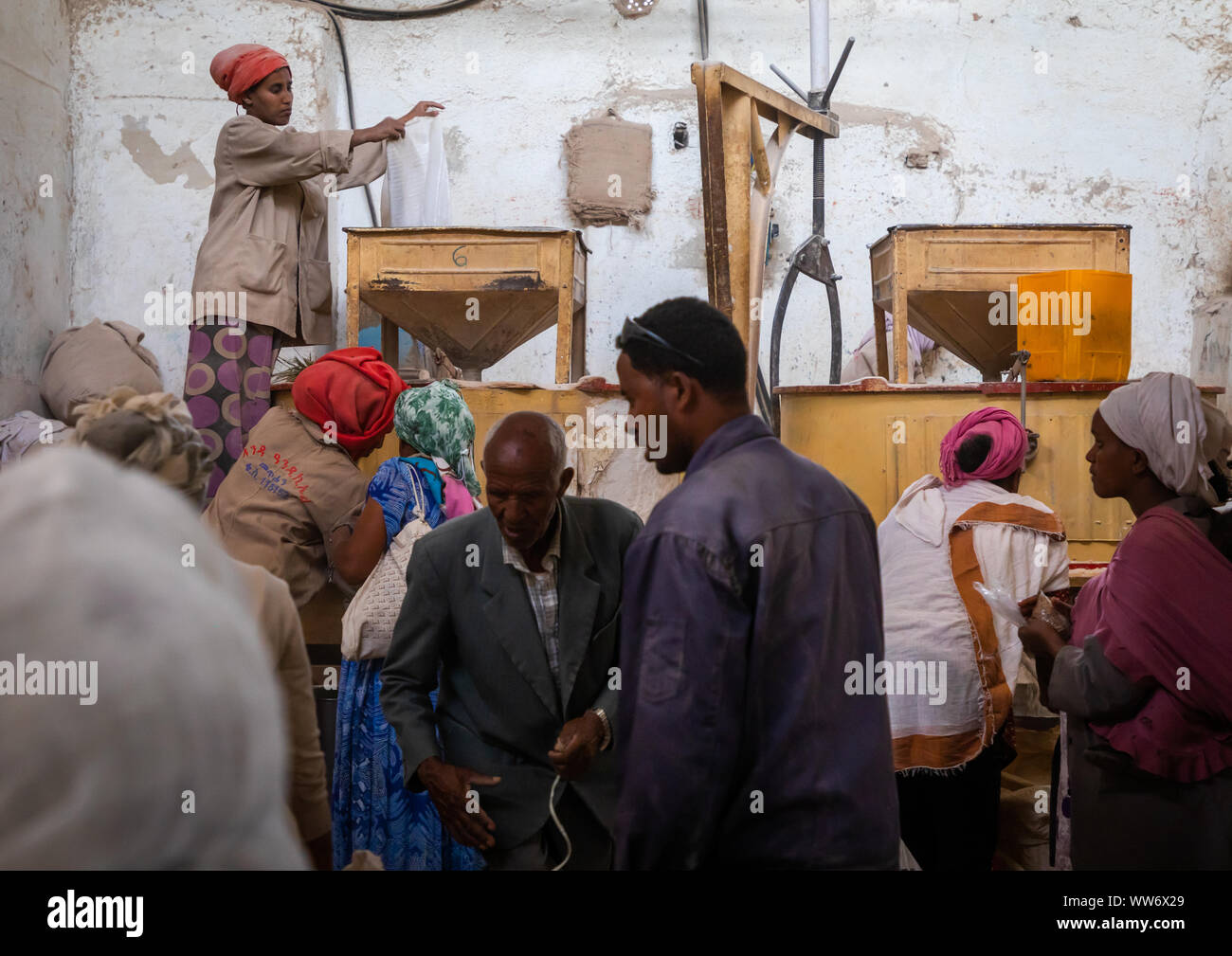 Les gens de l'Érythrée pour moudre les céréales apportant dans un moulin, région centrale, Asmara, Erythrée Banque D'Images