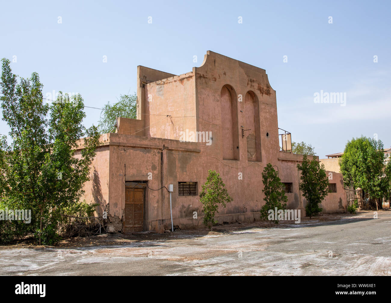 Ancien cinéma italien en ruines maintenant utilisé comme une maison, dans le Nord de la mer Rouge, Massaoua, l'Érythrée Banque D'Images