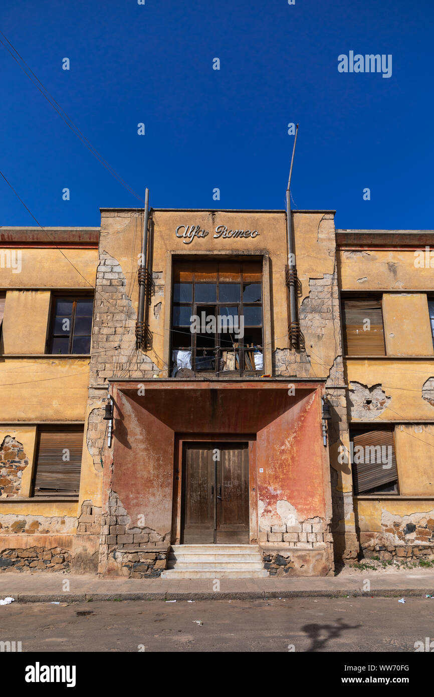 Appartements anciens pour Alpha Roméo de l'époque coloniale italienne construit en 1937, la région du Centre, Asmara, Erythrée Banque D'Images