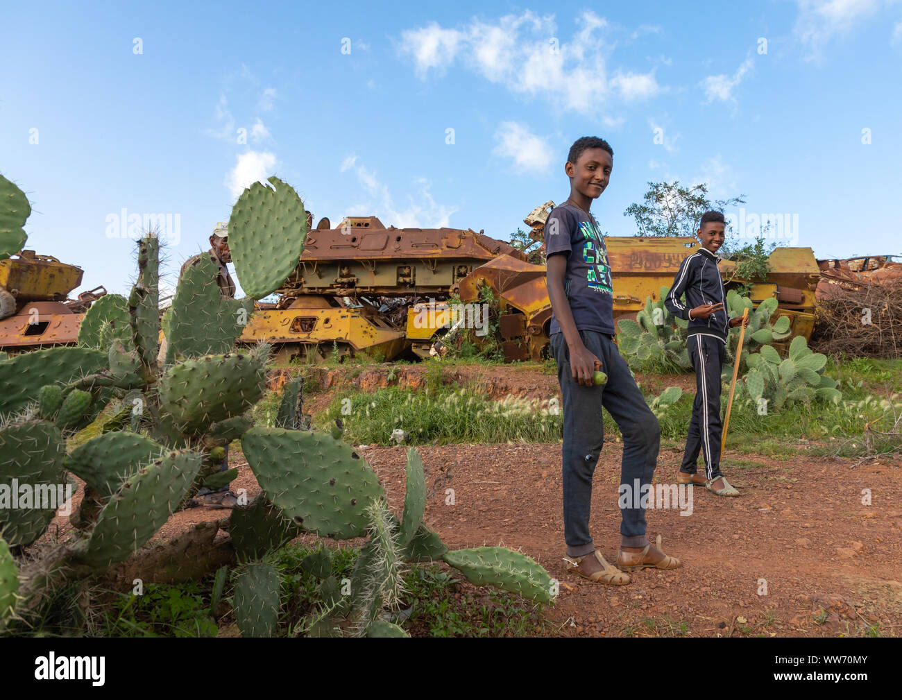 Les garçons de l'Érythrée dans le char militaire cimetière, région centrale, Asmara, Erythrée Banque D'Images