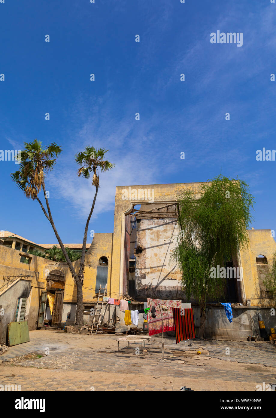 Ancien cinéma italien en ruines maintenant utilisé comme une maison, dans le Nord de la mer Rouge, Massaoua, l'Érythrée Banque D'Images