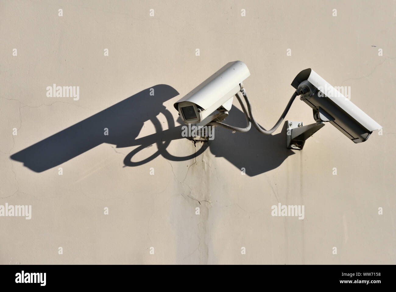 Caméras de sécurité CCTV moderne sur l'extérieur du mur du bâtiment Banque D'Images