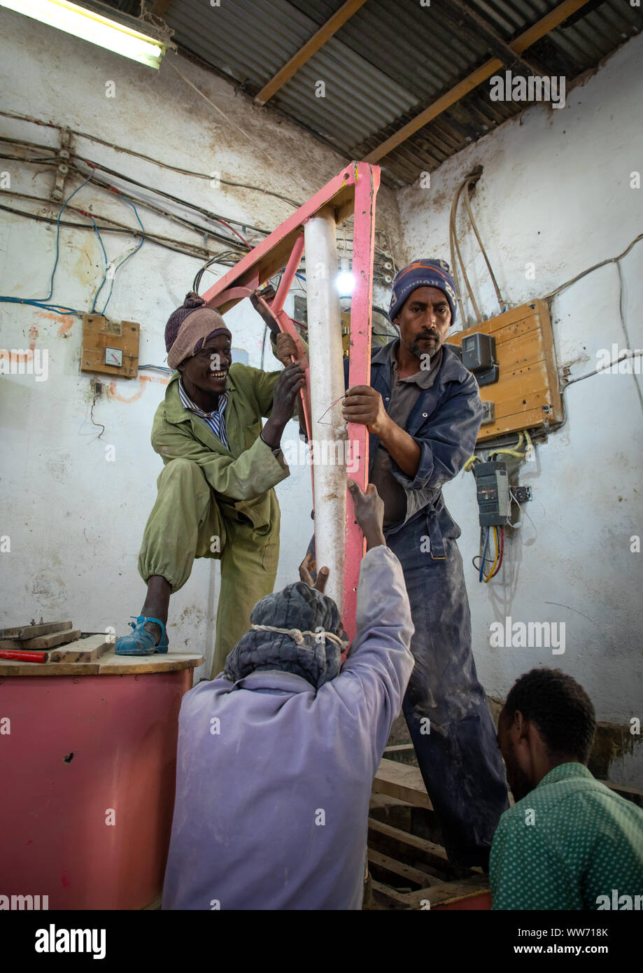 Les gens de l'Érythrée pour moudre les céréales apportant dans un moulin, région centrale, Asmara, Erythrée Banque D'Images