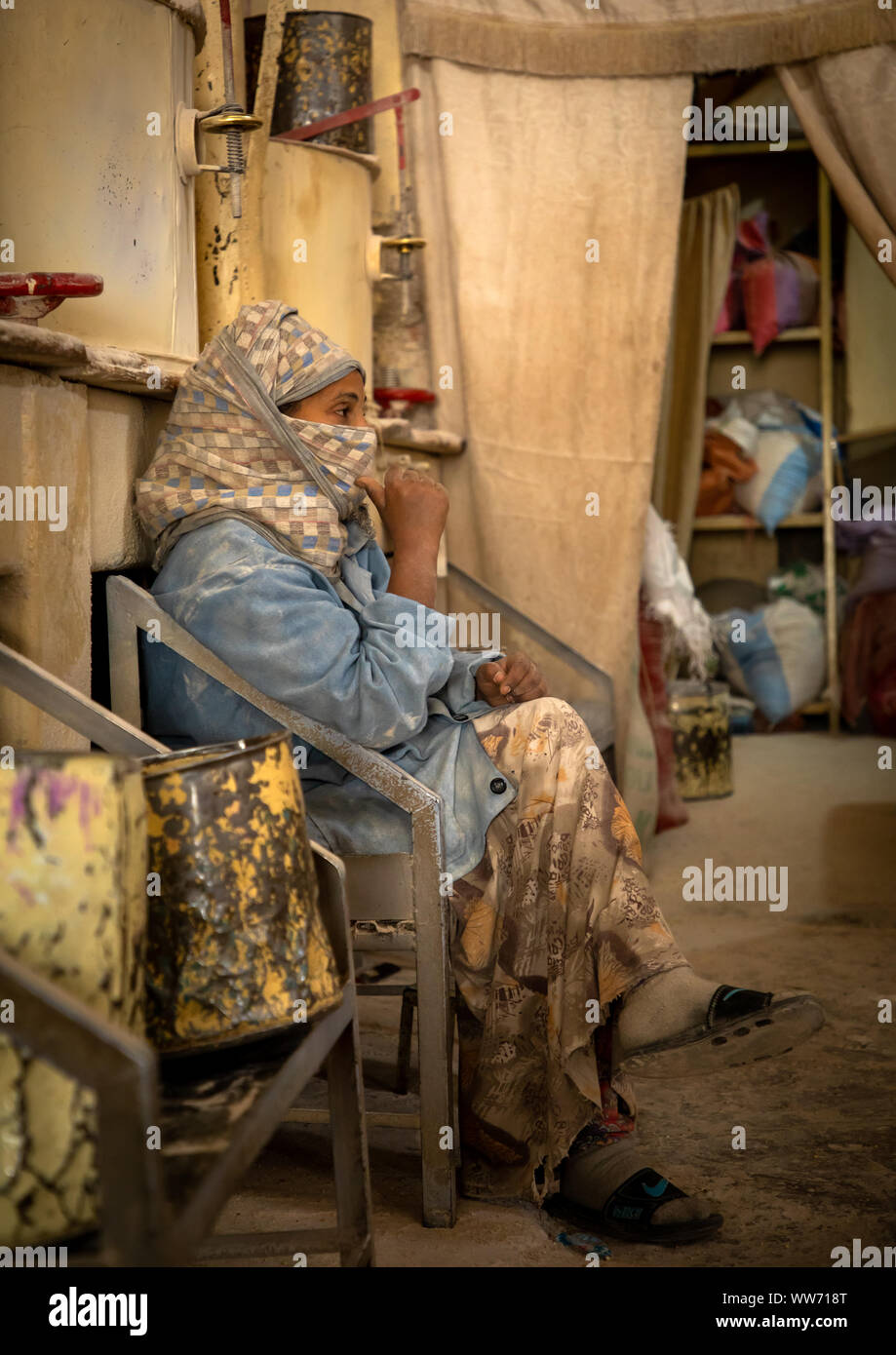 Travailleur de l'Érythrée dans une meunerie, région centrale, Asmara, Erythrée Banque D'Images