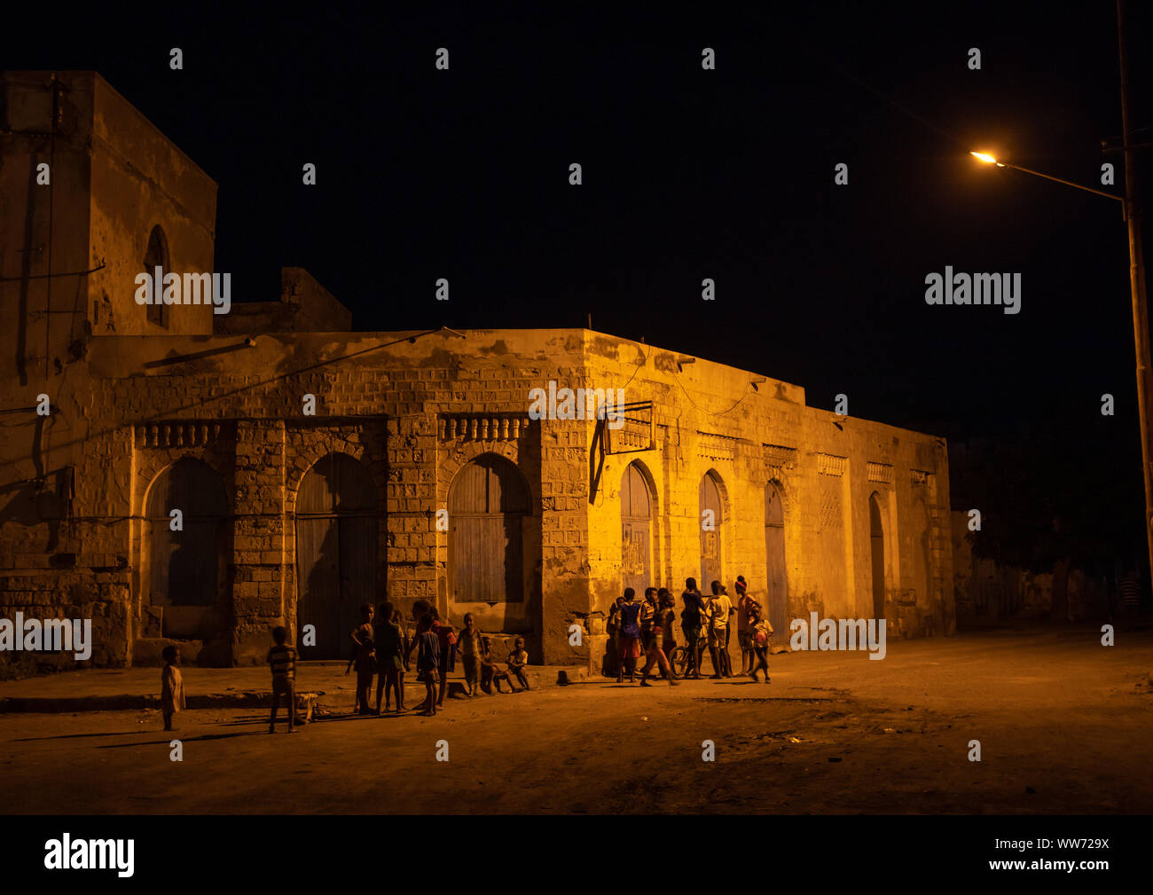 Architecture maisons Ottomanes dans la nuit, dans le Nord de la mer Rouge, Massaoua, l'Érythrée Banque D'Images