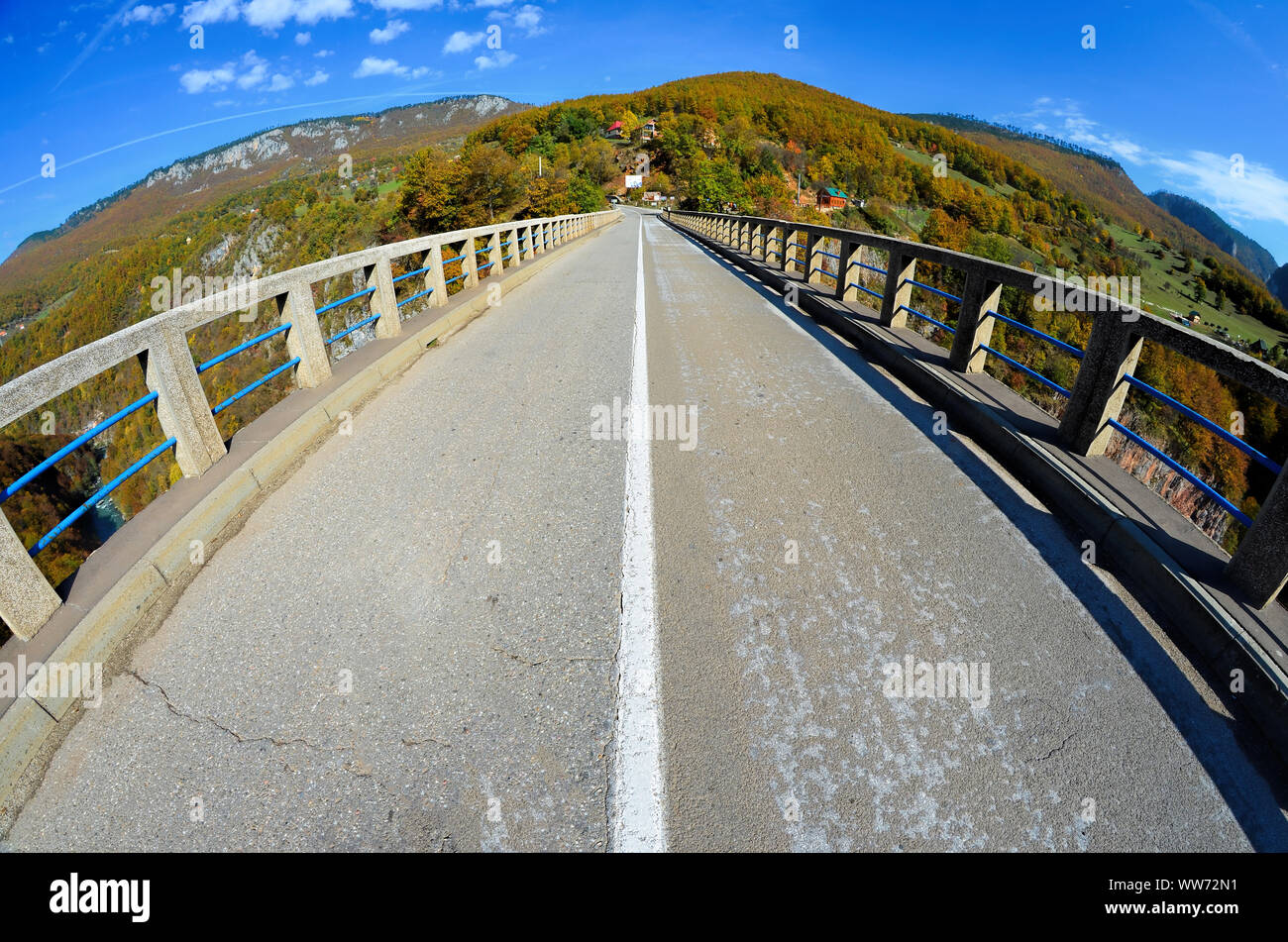 Pont sur le canyon de la rivière Tara, paysage fisheye avec pfotographer ombre Banque D'Images