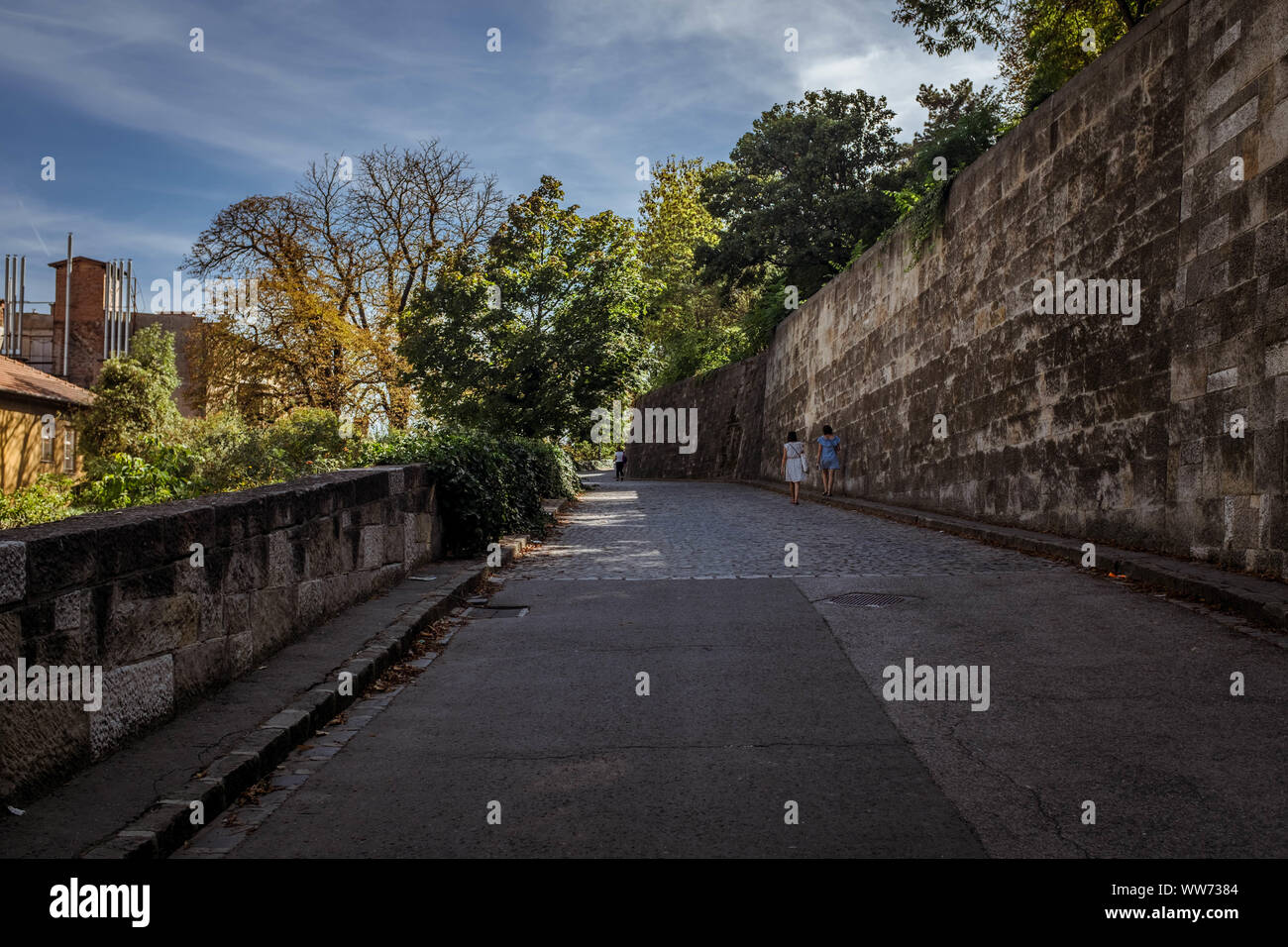 Les gens à monter la colline du Château de Buda à Budapest, Hongrie. Banque D'Images
