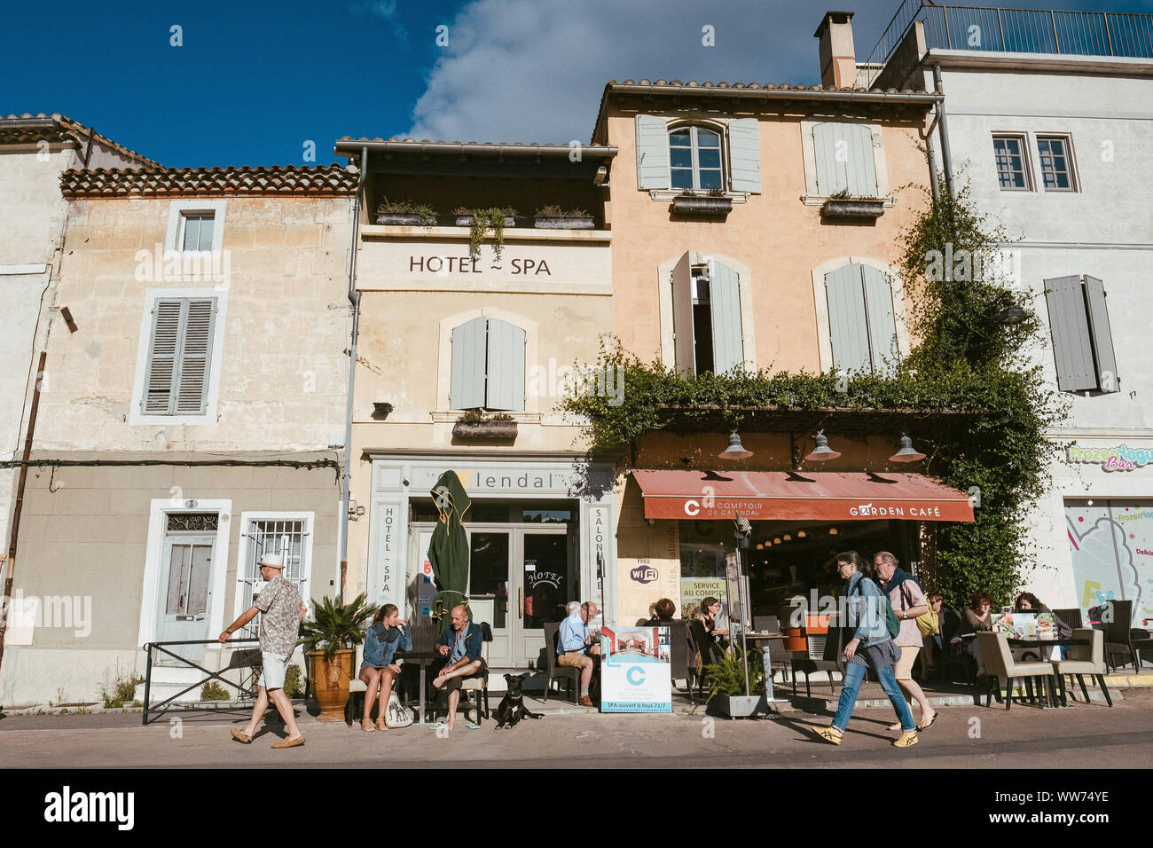 Arles route Banque de photographies et d'images à haute résolution - Alamy