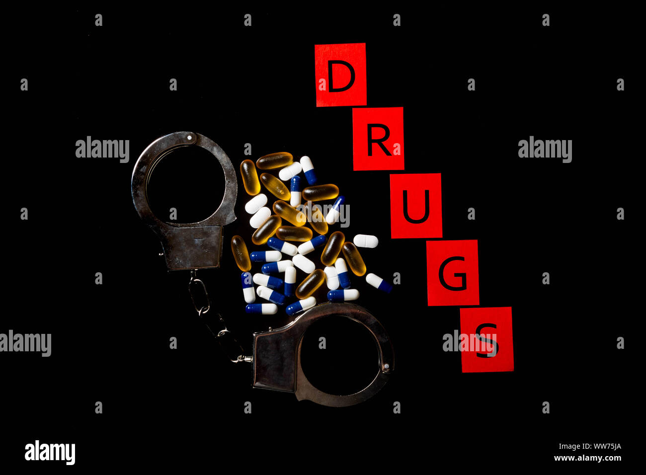 Le concept de crise montrant comprimés, les menottes et le message de la drogue Banque D'Images