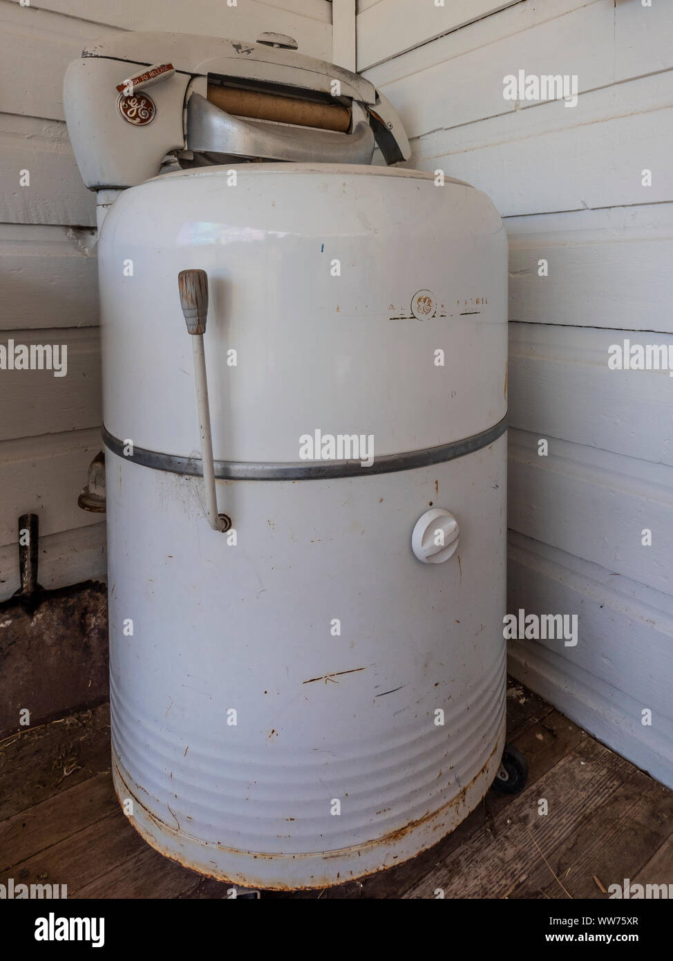 Vieille machine à laver, essoreuse Swett, Lieu historique national du Ranch-Bar Flaming Gorge National Recreation Area près de Dutch John, Utah. Banque D'Images