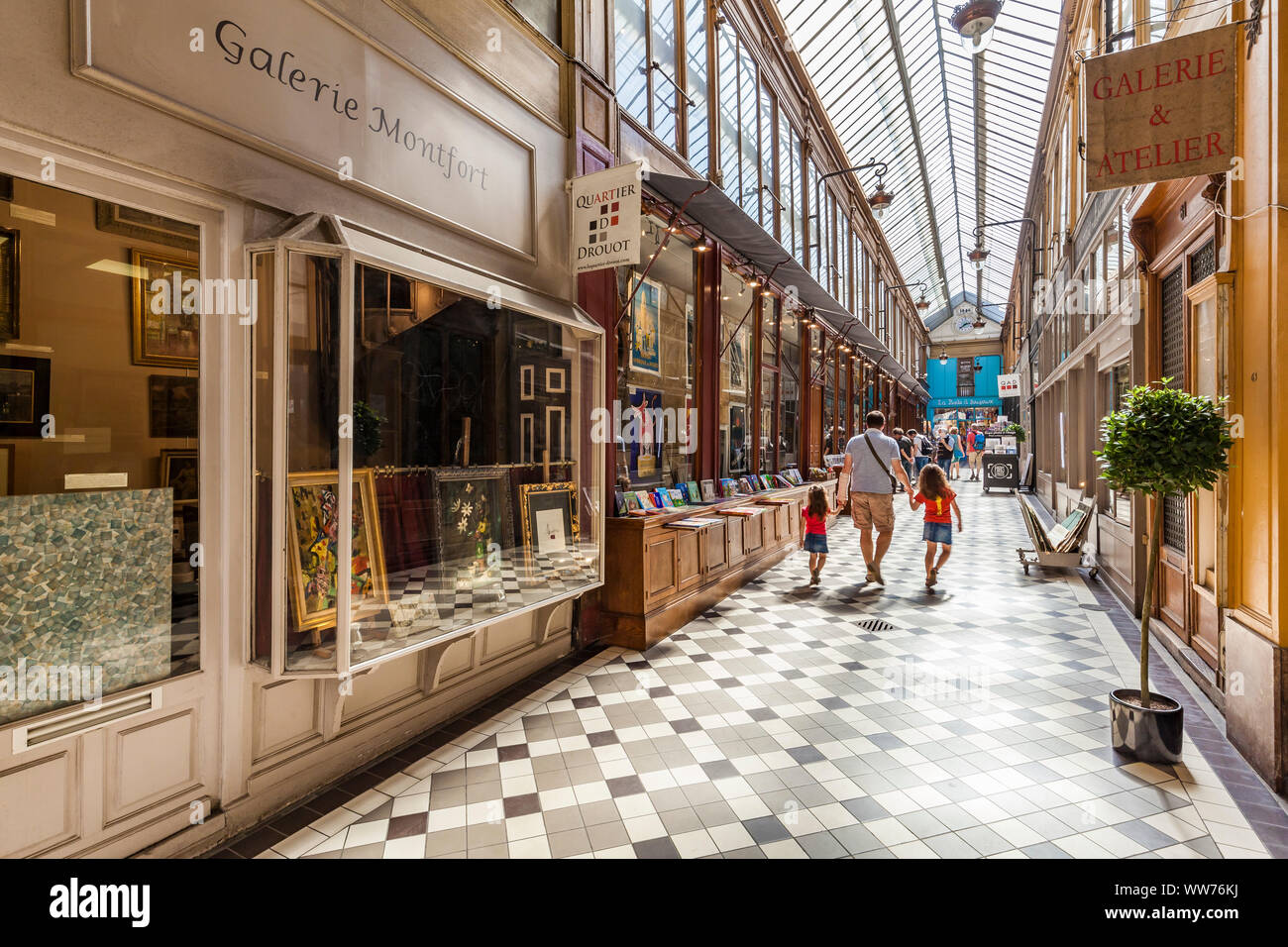 France, Paris, centre-ville, Passage Jouffroy, galerie marchande couverte, plusieurs boutiques Banque D'Images