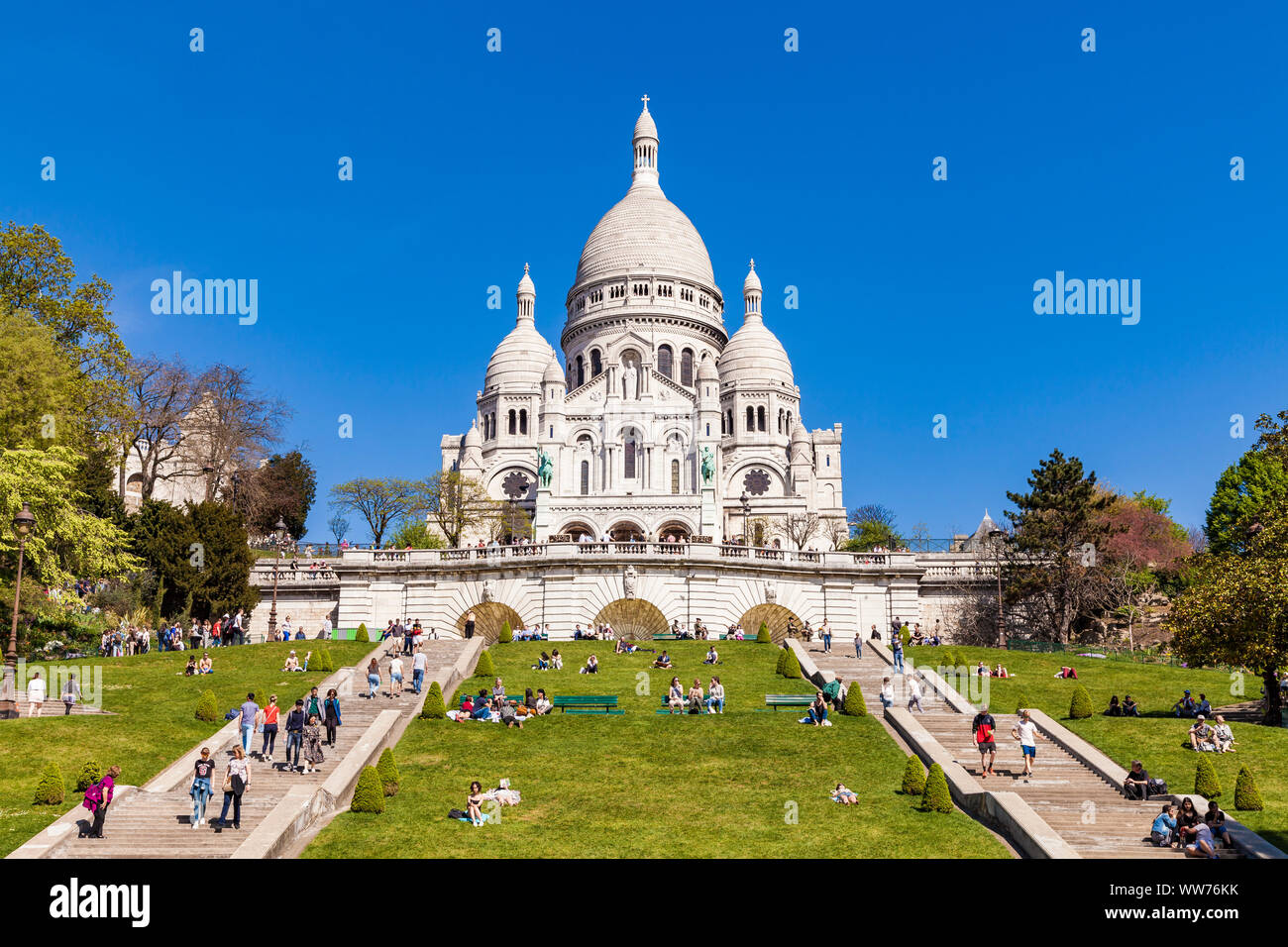 France, Paris, Montmartre, le SacrÃ©-Coeur, Basilique, parc public Banque D'Images