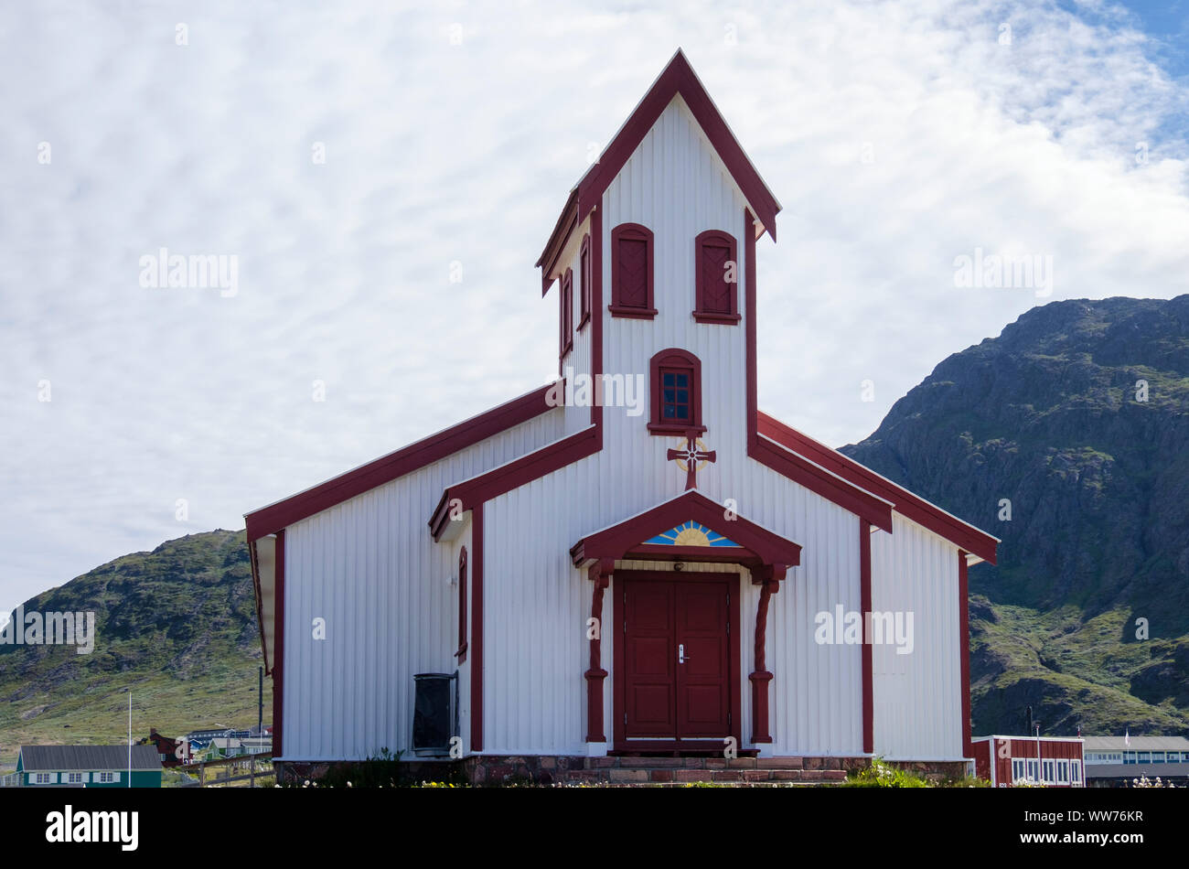 Église en bois rouge et blanc conçu par charpentier local Pavie Høegh en1927. Narsaq Kujalleq, le sud du Groenland, Banque D'Images
