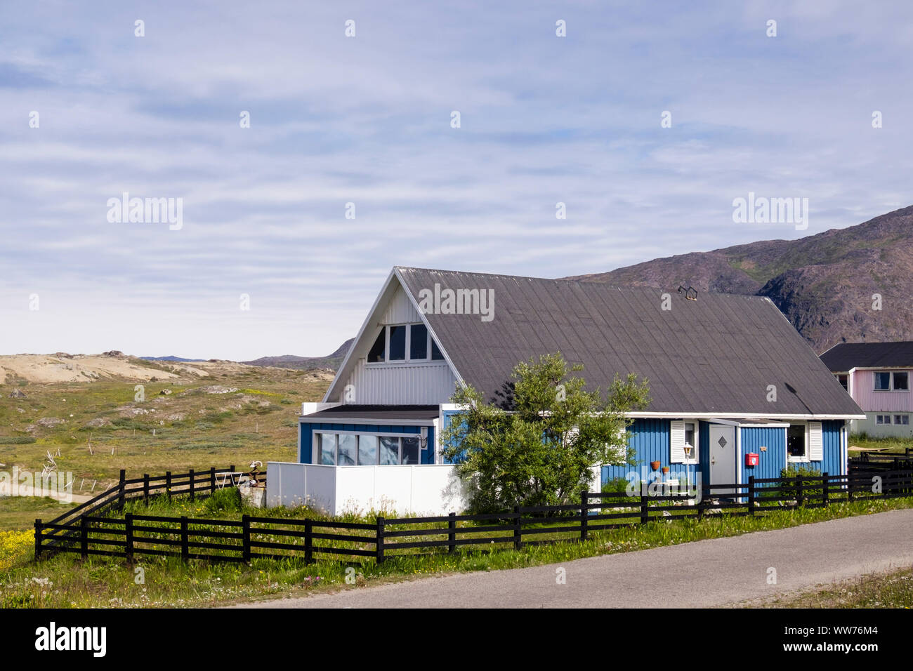 Maison groenlandaise typique avec jardin clôturé à l'abri de moutons. Narsaq Kujalleq, le sud du Groenland, Banque D'Images