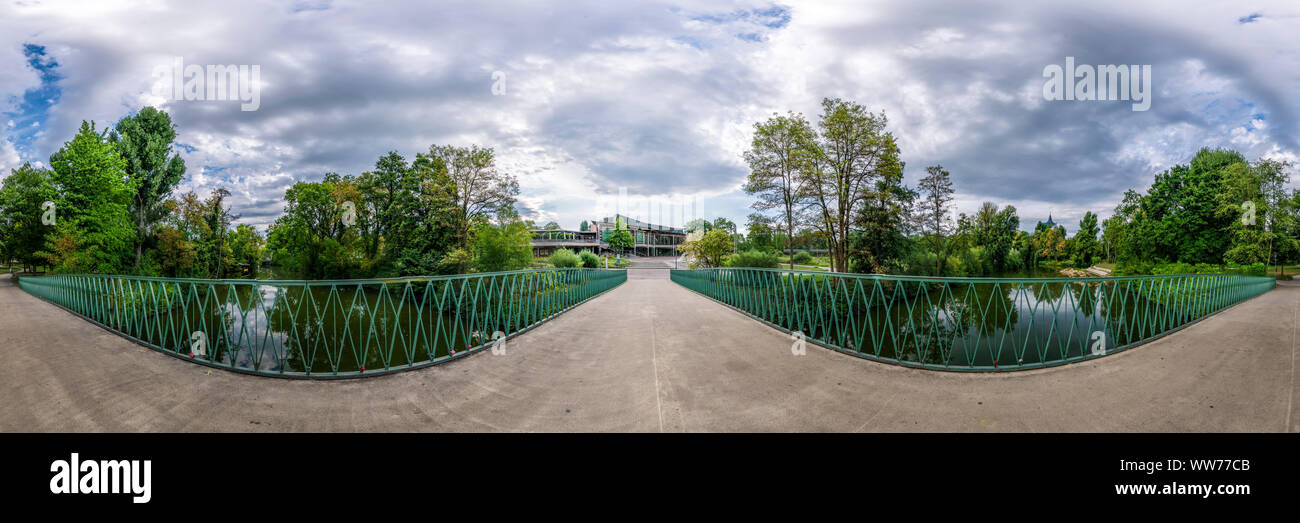 Photo panoramique à 360 degrés, passerelle au-dessus de la rivière Rems, près de l'édifice, BÃ¼rgerzentrum Rems-Murr Waiblingen, Kreis (district), Bade-Wurtemberg, Allemagne Banque D'Images