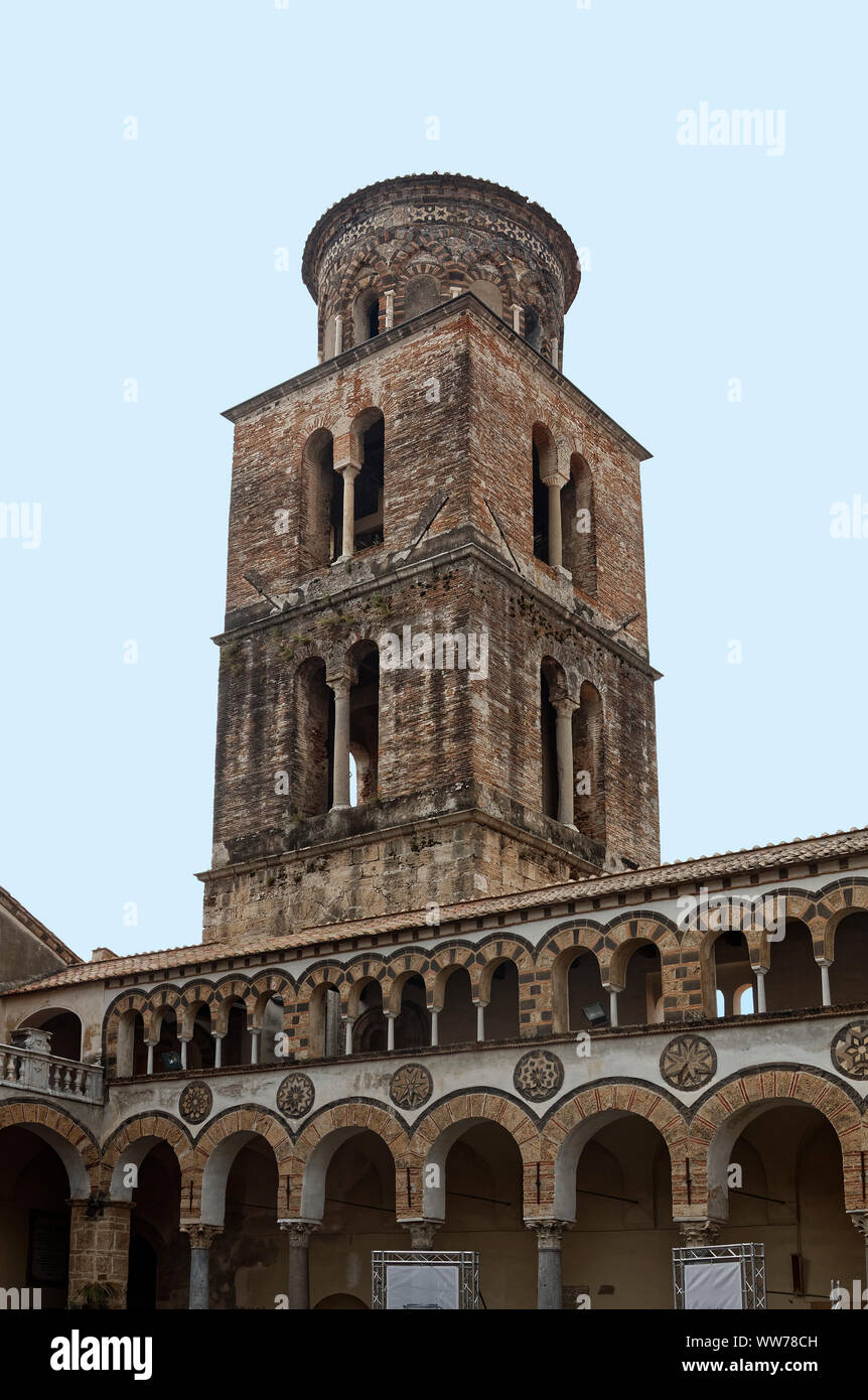 Bell Tower, 12 siècle, brique, arches, style Arabic-Norman, cour des arches, Salerne, la cathédrale Duomo, San Mateo, Saint-Mathieu, Église vieille-catholique, r Banque D'Images