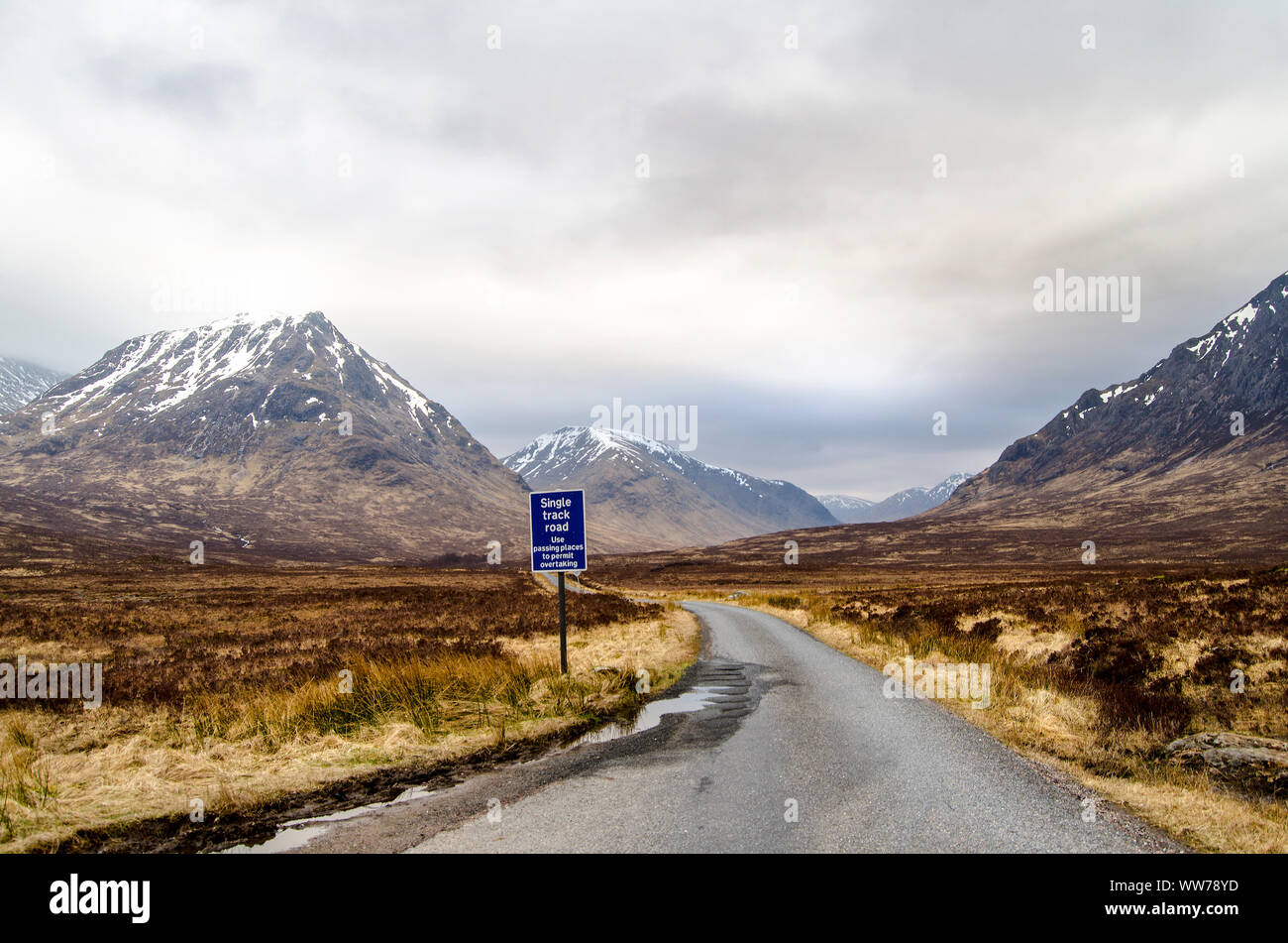 Country Road, Glen Etive Valley, Highlands, Scotland Banque D'Images