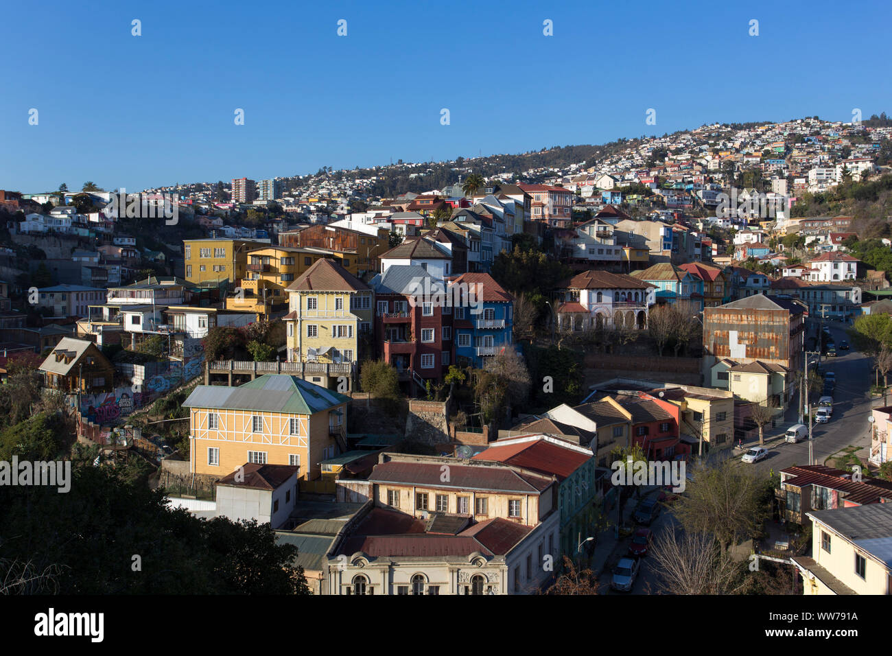 Valparaiso, Chili - Août 08, 2019 : avis de maisons colorées dans l'une des collines à Valparaiso Banque D'Images