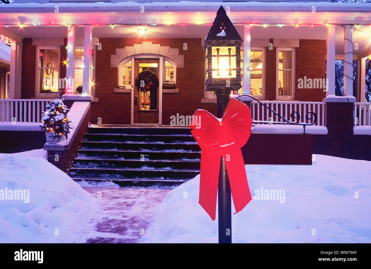 Chambre porche éclairé avec des lumières de Noël Banque D'Images