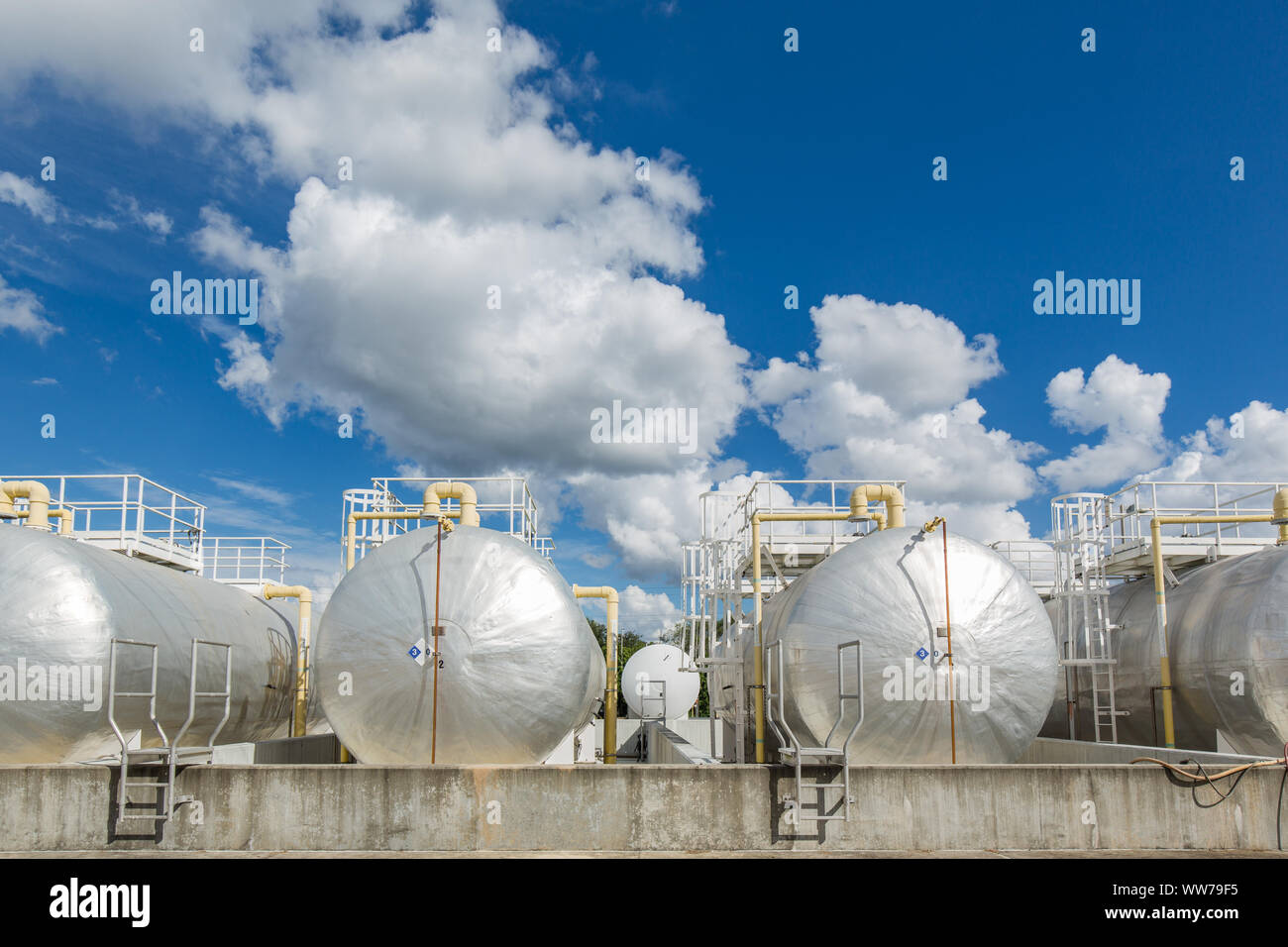 Réservoirs de stockage et tuyauterie industrielle dans une installation municipale de traitement des eaux à Tampa, en Floride. Banque D'Images
