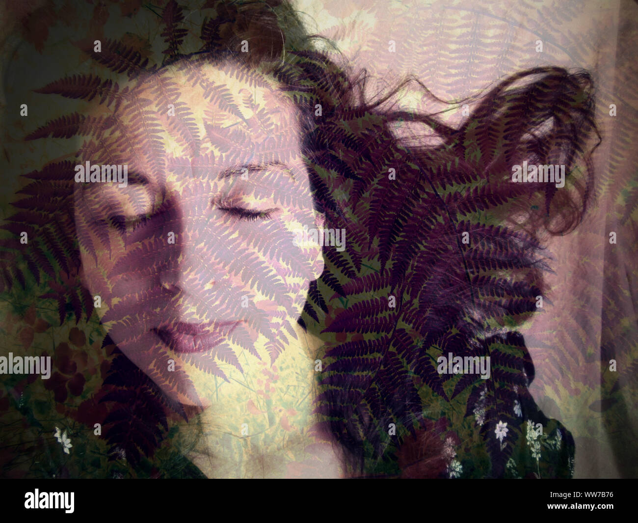 La composition, portrait d'une femme, de plantes, de feuilles de fougère Banque D'Images