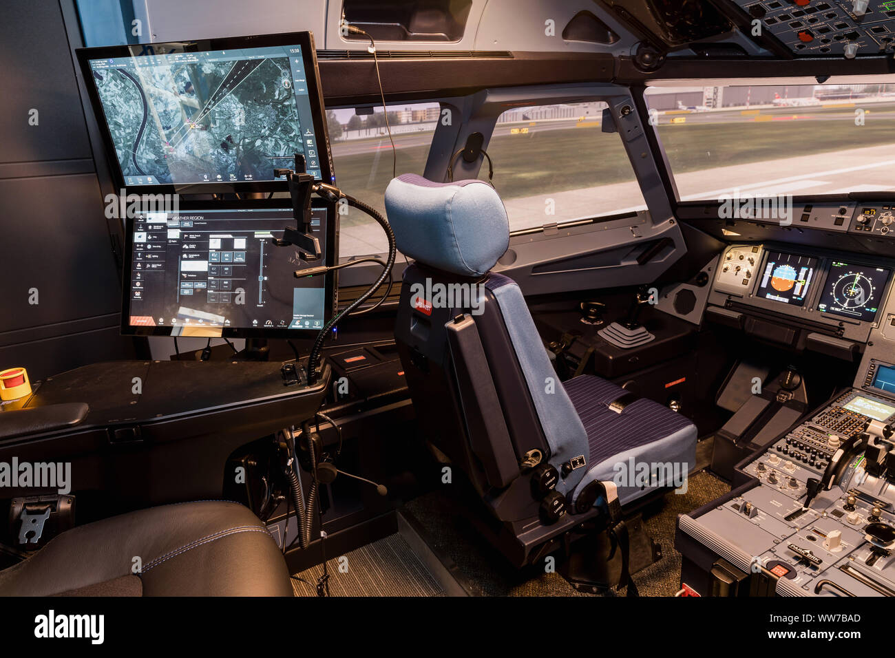 Simulateur de pilotage d'avion de ligne. Commutateurs et cadrans visibles dans l'arrière-plan. Banque D'Images