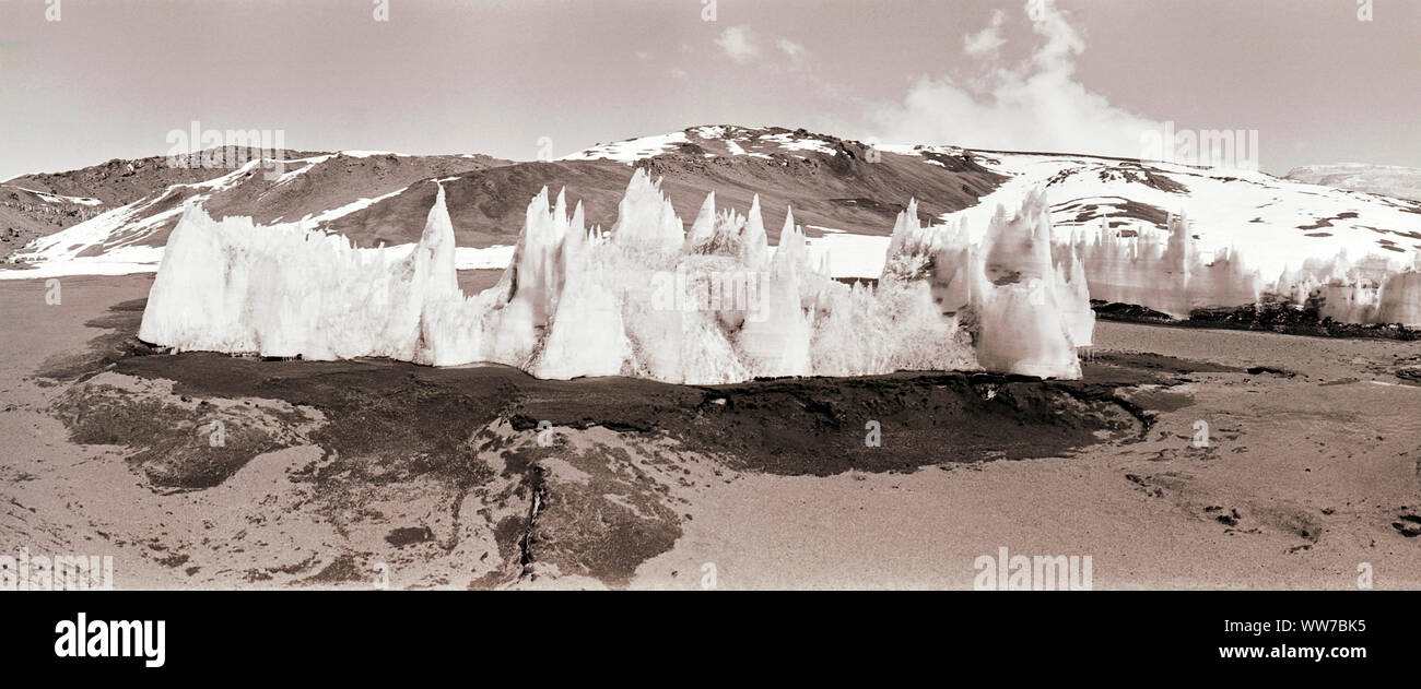 Blocs de glace résiduelle bizarre et dentelées de névés, Kibo dans le massif du Kilimandjaro, Afrique Banque D'Images