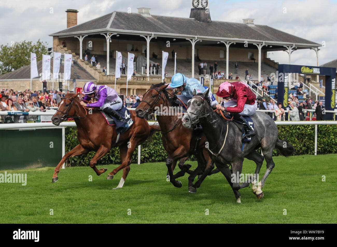 12 septembre 2019, l'Hippodrome de Doncaster, Doncaster, Angleterre ; William Hill St Leger Festival, Mesdames DFS 24, British Stallion clous EBF, 2:10 British Stallion clous EBF : Magic Gracieux (rouge top) monté par Charles Bishop remporte le 2:10 par photo-finish avec stylistique et Rosadora Banque D'Images