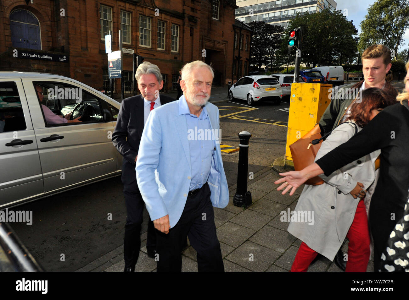 Glasgow, Royaume-Uni. 13 septembre 2019. Jeremy Corbyn MP - Leader du Parti travailliste écossais avec Richard Leanard MSP - Leader du Parti travailliste écossais d'entrer dans l'Union qui est la Strath union des étudiants de l'Université de Strathclyde à Glasgow. Ils sont là pour donner une conférence et répondre aux questions des étudiants de l'université. Colin Fisher/CDFIMAGES.COM Crédit : Colin Fisher/Alamy Live News Banque D'Images